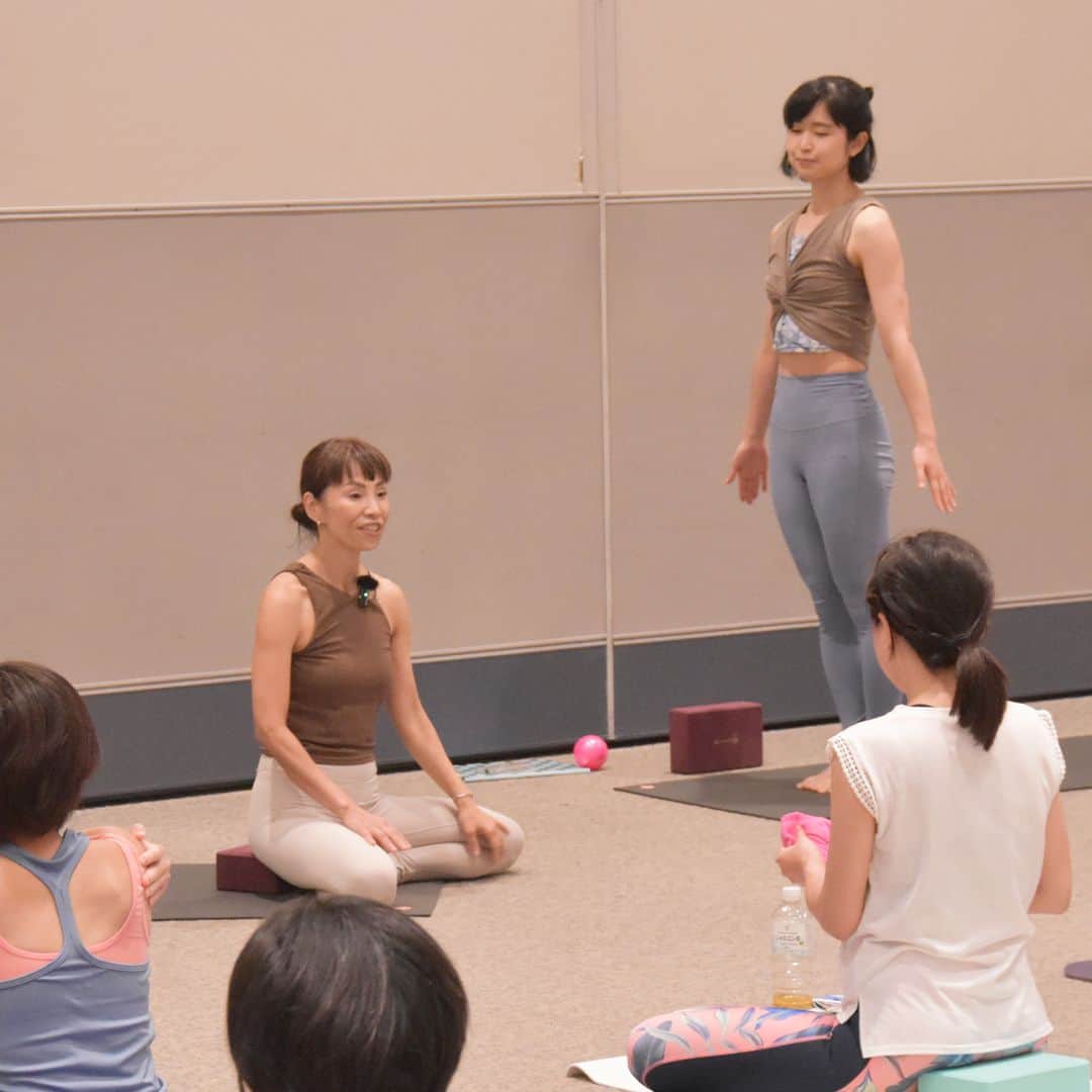 マンドゥカ 日本公式アカウントさんのインスタグラム写真 - (マンドゥカ 日本公式アカウントInstagram)「📃Event Playback - Yogafest Yokohama 2023  9/16-9/18、4年ぶりに #ヨガフェスタ が横浜で開催されました。  日本・海外で活躍するヨガインストラクターが一堂に集う、アジア最大級のヨガイベント。  Mandukaアンバサダーも多数登壇し、大変な賑わいを見せていました。  #Mandukaプラチナアンバサダー 赤沼直美さん (@naomi_akanuma )  2023.09.17 ✅学んで得する５つの要素ＶｉｎｙａｓａＹｏｇａ  VinyasaYogaの練習をする際に目からウロコの知識の習得と実践練習を行うワークショップ。 5つのポイント丁寧に実践しながら、マインドとカラダのコントロールを高め、自分と向き合え、自身の理解を深めるクラス。  ブログでもご紹介しております。 https://manduka.jp/event/yogafest2023/  #manduka #manduka_japan #マンドゥカ #mandukayoga #mandukayogamat #マンドゥカヨガマット #ヨガマット #ヨガフェスタ #ヨガフェスタ横浜 #ヨガフェスタ横浜2023 #ヨガフェスタ2023 #マンドゥカアンバサダー #Mandukaアンバサダー #ヨガイベント #ヨガ体験 #ヨガ教室 #ヨガ講師 #ヨガ初心者 #ヨガワークショップ #yogaevent」10月27日 12時30分 - manduka_japan