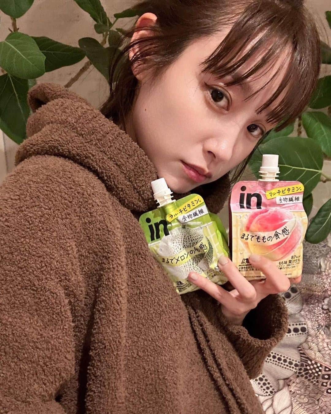 高橋愛のインスタグラム：「ㅤㅤㅤㅤㅤㅤㅤㅤㅤㅤㅤㅤㅤ ㅤㅤㅤㅤㅤㅤㅤㅤㅤㅤㅤㅤㅤ 森永製菓から発売されてる 「inゼリー フルーツ食感」 もも味🍑とメロン味🍈を、頂きました🤭💓  ゼリーなんだけど、食感は本物の果実みたいで フルーツの食感そのものって感じで 食べ応えもあって、とても美味しかったです🙏🏻✨　 "低カロリー"で"食物繊維5g配合"されてて、素敵💓　 誕生日で、最近ケーキいっぱい食べちゃってたから、本当にありがたいです🤣🙏🏻  お近くのコンビニエンスストア・スーパーマーケット・ドラッグストアで買えるみたいなので、ぜひチェックしてみてください🥰  #森永製菓  #inゼリー  #PR  #inゼリーフルーツ食感 #ごきげんチャージ #ゼリー #フルーツゼリー」