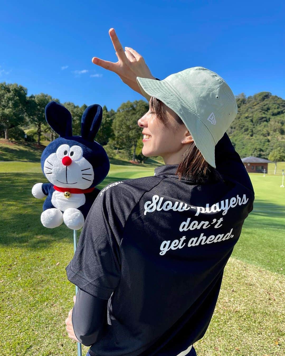 酒井瞳さんのインスタグラム写真 - (酒井瞳Instagram)「私の好きな @tres_sportswear からもゴルフウェアが出て早速着てみました😆✨  ロゴが可愛いくて、着心地も良き！  ポロシャツとかも可愛くて気になってる🤔  ウェアは完璧なんだけど、私のスイングがついていけないww  練習したこと一個もできなかったよぉ😑笑  笑うしかない😂 最後ドラえもんも何か言ってたww  #ゴルフウェア #golf #ゴルフ #⛳️ #tses #ゴルフ女子 #楽しい #sportswear」10月27日 12時35分 - s.sakaihitomi