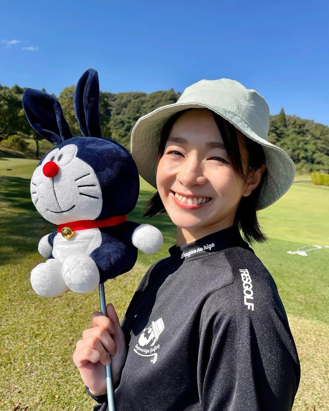 酒井瞳さんのインスタグラム写真 - (酒井瞳Instagram)「私の好きな @tres_sportswear からもゴルフウェアが出て早速着てみました😆✨  ロゴが可愛いくて、着心地も良き！  ポロシャツとかも可愛くて気になってる🤔  ウェアは完璧なんだけど、私のスイングがついていけないww  練習したこと一個もできなかったよぉ😑笑  笑うしかない😂 最後ドラえもんも何か言ってたww  #ゴルフウェア #golf #ゴルフ #⛳️ #tses #ゴルフ女子 #楽しい #sportswear」10月27日 12時35分 - s.sakaihitomi