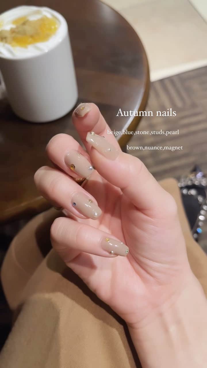 のインスタグラム：「💅🏻 お気に入りすぎておかわりしたnail. 宝石箱みたいな指先にトキメク毎日💎💘 右はbeigeにblue,clear,brown系のストーンとパールやスタッズを。 左はbrown,beige系のニュアンスカラーのマグネットネイル。テープも挟んでるよね？とにかく可愛い可愛いネイル。 👩🏻‍🦰 @chie.1113  いつもありがとう♡ ⠀ pop up中でむくみがすごい🦛」