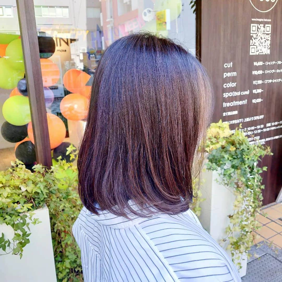 IMAGINE-hairさんのインスタグラム写真 - (IMAGINE-hairInstagram)「いつもありがとうございます😌  ✄お客様スタイル✄  ☆伸ばしかけのミディアムボブ☆  伸ばす途中の肩ギリギリのボブ。  毛先はパーマで内巻きになりやすいように✨✨  乾かし方で外ハネもオッケー👌  顔周りはチラッとインナーハイライト✨  スタイリング 👉ハンドブローのみ、オイル仕上げ  メニュー 👉カット＋ファイバープレックスカラー(インナーハイライト込み)　¥15,950  秋山はこんな美容師です。 ✄30代、40代、50代のお客様から支持して頂いてます。 ✄ショートスタイル、ボブスタイルが大得意です。カット技術には自信あるので、まとまりやすく朝のスタイリングを楽にします。 ✄生えグセ、髪質、頭の形等をしっかり見て、顔の黄金比に合わせて小顔小頭スタイルにします。 ✄かれこれ20年。髪質、ヘアスタイル、頭皮の事等どんな悩みもお任せ下さい。  IMAGINEは、こんな方におすすめのヘアサロンです ❁トップをふんわりさせたい方 ❁つむじ割れが気になる方 ❁毎日のスタイリングを楽に決まるようにしたい方 ❁パサつき、ぺたんこ、うねり、頭皮トラブルなど大人女性のお悩みを持たれてる方 ❁小顔、小頭にしたい方  IMAGINEでは、、、 ・髪の毛、頭皮の様々なお悩みを解消します。 ・パサつき、ぺたんこ、うねり、細毛、抜け毛など大人女性のお悩みもお任せ下さい。 ・日本で唯一のパーマでぺたんこ、つむじ割れを解消します。 ・毎日のスタイリングが楽になるように傷めずまとまり長持ちするヘアスタイルを提供します。 ・顔、頭の黄金比(美しく見えるバランス)をベースに小顔、小頭のヘアスタイルにします。  【IMAGINE天神橋店の料金】 ❁カット　¥6,600 ❁カット＋ファイバープレックスカラー　¥15,950 ❁カット＋ファイバープレックスカラー＋トリートメント　¥20,570 ❁根元ふんわりパーマ＋カット　¥14,850 ❁つむじ割れ解消ポイントパーマ＋カット　¥11,550 ❁酸性ナチュラルストレート＋カット　¥18,150  【アクセス】 〒530-0041 大阪市北区天神橋３−６−２２ TEL  ０６−６３５１−８０２０  詳しくはホームページをご覧ください www.imagine-hair.com  【定休日】毎週月曜日、第2,3,5火曜日  【受付時間】 　【火】12：30～18：00 　【水−土】10：00～18：30 　【日・祝】10：00～17：30  ご予約や気になる方、メニューなどのご相談は お電話(０６−６３５１−８０２０)もしくはDMからお気軽にご連絡下さい❁¨̮   #ショート#ショートヘア#ショートヘアスタイル#ボブ#ボブショート#ショートボブ#ボブヘア#パーマヘアスタイル#インナーカラー#デジタルパーマ#ストレートパーマ#メンズパーマ#ファイバープレックス#つむじ割れ解消#つむじ#脱白髪染め#ハイライト#30代ヘア#40代ヘア#50代ヘア#天神橋美容室#天満美容室#南森町美容院#天神橋美容院#天満#南森町#扇町#天神橋#天神橋筋商店街」10月27日 12時45分 - imagine.365.359