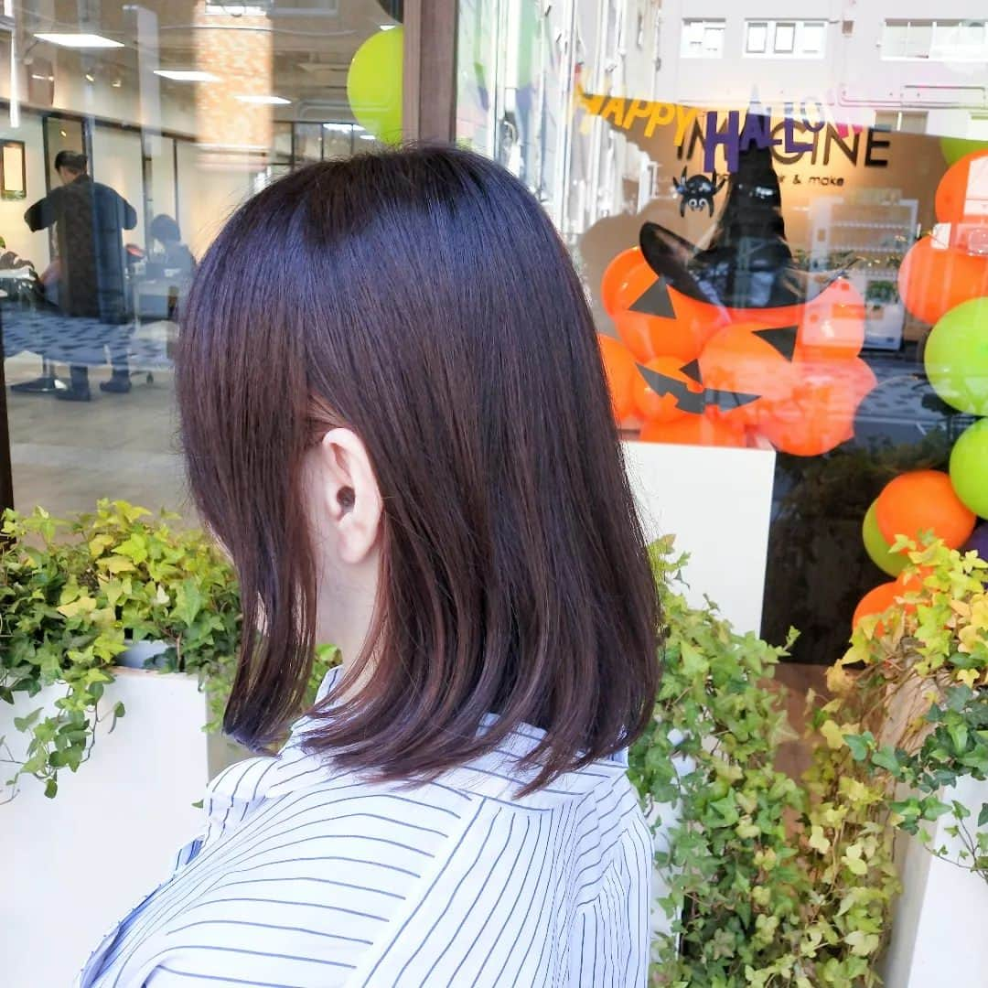 IMAGINE-hairさんのインスタグラム写真 - (IMAGINE-hairInstagram)「いつもありがとうございます😌  ✄お客様スタイル✄  ☆伸ばしかけのミディアムボブ☆  伸ばす途中の肩ギリギリのボブ。  毛先はパーマで内巻きになりやすいように✨✨  乾かし方で外ハネもオッケー👌  顔周りはチラッとインナーハイライト✨  スタイリング 👉ハンドブローのみ、オイル仕上げ  メニュー 👉カット＋ファイバープレックスカラー(インナーハイライト込み)　¥15,950  秋山はこんな美容師です。 ✄30代、40代、50代のお客様から支持して頂いてます。 ✄ショートスタイル、ボブスタイルが大得意です。カット技術には自信あるので、まとまりやすく朝のスタイリングを楽にします。 ✄生えグセ、髪質、頭の形等をしっかり見て、顔の黄金比に合わせて小顔小頭スタイルにします。 ✄かれこれ20年。髪質、ヘアスタイル、頭皮の事等どんな悩みもお任せ下さい。  IMAGINEは、こんな方におすすめのヘアサロンです ❁トップをふんわりさせたい方 ❁つむじ割れが気になる方 ❁毎日のスタイリングを楽に決まるようにしたい方 ❁パサつき、ぺたんこ、うねり、頭皮トラブルなど大人女性のお悩みを持たれてる方 ❁小顔、小頭にしたい方  IMAGINEでは、、、 ・髪の毛、頭皮の様々なお悩みを解消します。 ・パサつき、ぺたんこ、うねり、細毛、抜け毛など大人女性のお悩みもお任せ下さい。 ・日本で唯一のパーマでぺたんこ、つむじ割れを解消します。 ・毎日のスタイリングが楽になるように傷めずまとまり長持ちするヘアスタイルを提供します。 ・顔、頭の黄金比(美しく見えるバランス)をベースに小顔、小頭のヘアスタイルにします。  【IMAGINE天神橋店の料金】 ❁カット　¥6,600 ❁カット＋ファイバープレックスカラー　¥15,950 ❁カット＋ファイバープレックスカラー＋トリートメント　¥20,570 ❁根元ふんわりパーマ＋カット　¥14,850 ❁つむじ割れ解消ポイントパーマ＋カット　¥11,550 ❁酸性ナチュラルストレート＋カット　¥18,150  【アクセス】 〒530-0041 大阪市北区天神橋３−６−２２ TEL  ０６−６３５１−８０２０  詳しくはホームページをご覧ください www.imagine-hair.com  【定休日】毎週月曜日、第2,3,5火曜日  【受付時間】 　【火】12：30～18：00 　【水−土】10：00～18：30 　【日・祝】10：00～17：30  ご予約や気になる方、メニューなどのご相談は お電話(０６−６３５１−８０２０)もしくはDMからお気軽にご連絡下さい❁¨̮   #ショート#ショートヘア#ショートヘアスタイル#ボブ#ボブショート#ショートボブ#ボブヘア#パーマヘアスタイル#インナーカラー#デジタルパーマ#ストレートパーマ#メンズパーマ#ファイバープレックス#つむじ割れ解消#つむじ#脱白髪染め#ハイライト#30代ヘア#40代ヘア#50代ヘア#天神橋美容室#天満美容室#南森町美容院#天神橋美容院#天満#南森町#扇町#天神橋#天神橋筋商店街」10月27日 12時45分 - imagine.365.359