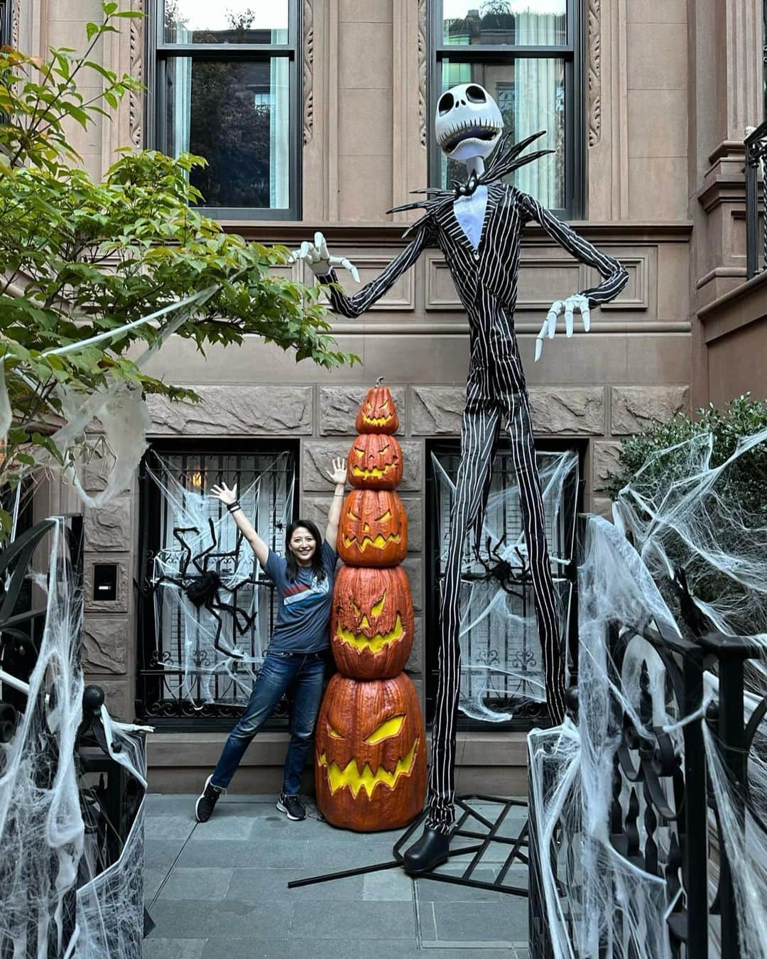 矢部あやのインスタグラム：「めっちゃ大きいジャックいた！ ハロウィン気合い入ったタウンハウス巡り楽しい🎃 ・ #newyorklife #uppereastsidehalloween」