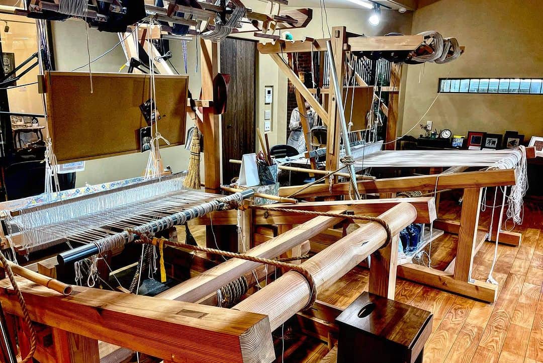 近藤岳登さんのインスタグラム写真 - (近藤岳登Instagram)「「赤穂緞通」  @higashihama5p   職人さんの、技術、伝統、そして想い。一点一点、丁寧に丁寧に手作業で作り上げられる至高の緞通。  『赤穂緞通』は、他には無い “筋摘み”、“地摘み”、“仕上げ摘み”という独自の工程があり、織った糸の先を鋏でカットし、文様を際立たせます。そのため、長年使用しても文様が型崩れしないと言われています。  握りバサミ一本で作る工程は150年前からずっと変わりません。  そして歴代の職人さん達の知恵が詰め込まれ、大切に大切にされてきた伝統をしっかり受け継ぎ、昔と同じ作り方で現代の職人さんに作ってもらったという「織り機」も本当に圧巻で素敵でした。  幼少期から赤穂緞通に触れ、共に生きてきた、誰よりも赤穂緞通を愛する職人さんがモノづくりする工房は、愛と光に溢れ、素晴らしい「気」の流れる工房で、ここで作られる作品から、圧倒的な温かさとパワーを感じました。  メチャクチャ素敵でした。  ビンテージラグやアンティークのペルシャ絨毯といった、海外で丁寧に丁寧に作られ、長く大切に使われてきたラグや絨毯は日本でも人気でとても素晴らしいモノです。  ヴィンテージとは、アンティークほど古くはないけれど、時間の経過によって希少性が高まったもののことで、一般的に製造してから30年以上100年未満のものを指します。  アンティークとは、製造から100年以上が経った美術品や骨董品のことです。  「赤穂緞通」は日本が誇る緞通で、ヴィンテージからアンティークとなる、世界的にも価値あるモノです。しかも自分の希望のデザインや文字を入れることもでき、自分の子供、そして孫へ、そのまたさらに未来へ受け継がれる緞通になるはずです。」10月27日 12時38分 - gakuto_kondo