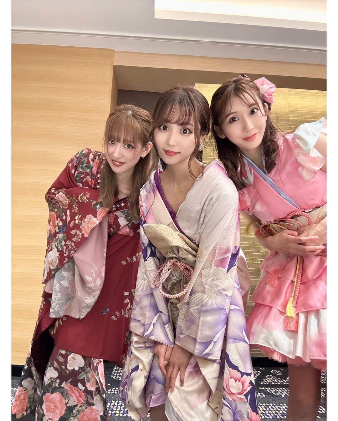穐田和恵さんのインスタグラム写真 - (穐田和恵Instagram)「先日は歌のお仕事🎤 小原春香ちゃん、小野晴香ちゃんと一緒に🥰大好きな2人💓リハーサルから楽しかった💕  歌謡曲に挑戦〜！ 約700人くらいのお客様の前で歌わせて頂きとっても貴重な経験で幸せでした💕心から感謝🙏  #歌謡曲 #artist #idol」10月27日 12時39分 - kazue.akita