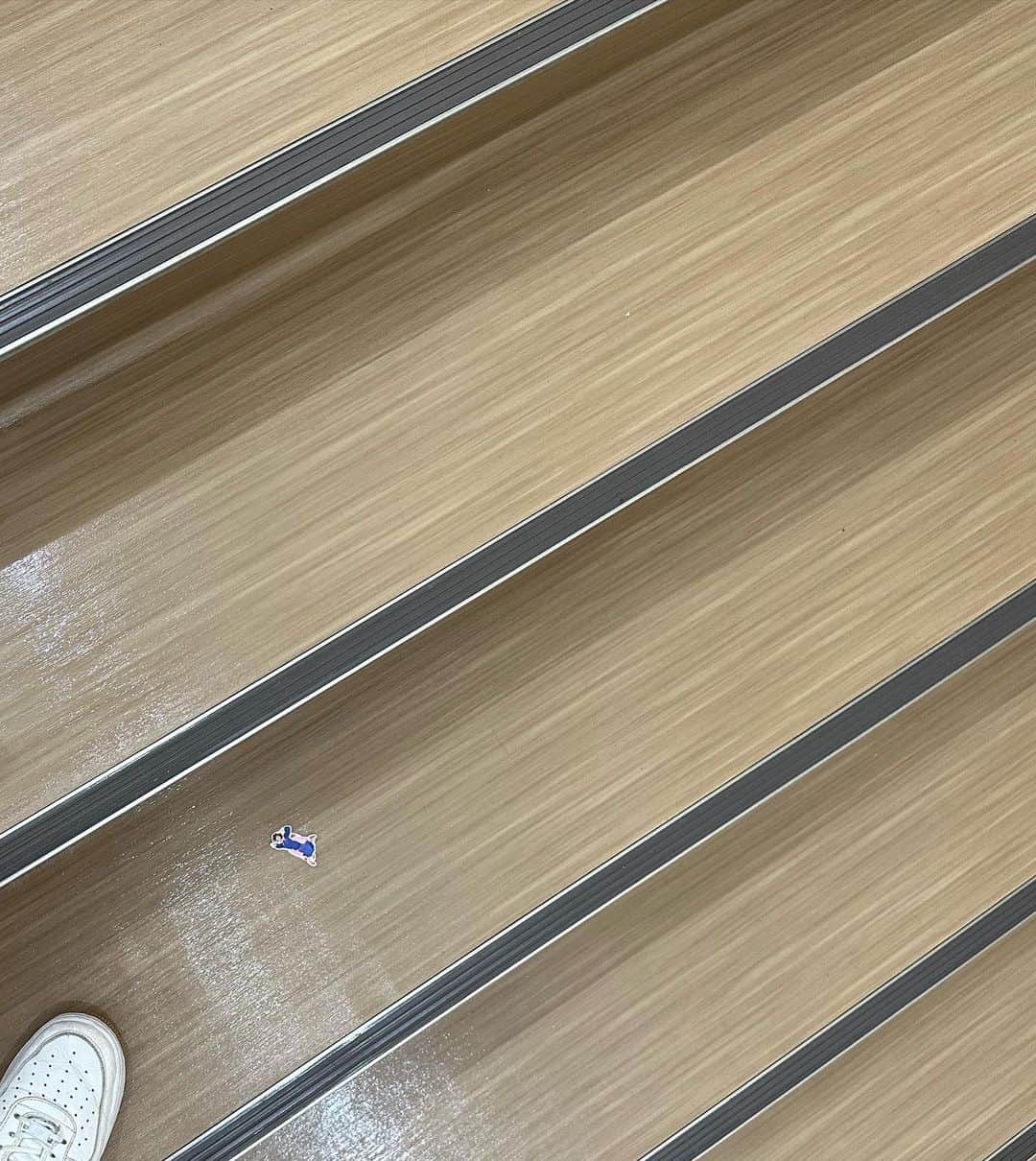 金城成美のインスタグラム：「* オーケストラ公演🎃の写真がありすぎて何を載せたら良いか、、なのでみんなが載せてなさそうな写真シリーズ②  会場の階段になるが落ちていたとの目撃情報(スタッフさんより)  #かわいい #シール楽しいよね #よーくみたら #多分私の下にいっちーもいるwww」