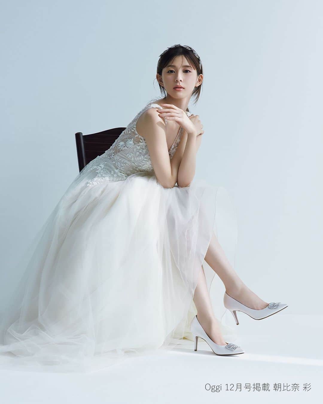 PELLICO Japan Officialのインスタグラム：「Oggi12月号で朝比奈 彩さんが纏う “Eternity Colletion(エタニティ コレクション)”。   多幸感に溢れ、特別な日に寄り添う 新たなコレクションです。   イタリア語で「指輪」を意味する アイコンモデルの"ANELLI（アネッリ）"をベースとした 可憐なラインナップで足元を彩ります。   PELLICOの代表的な木型“ANIMA（アニマ）”に、 初登場となる艶やかでシルキーなサテン素材をあしらった 煌びやかなビジューバックルの“ANELLI FIBBIA（アネッリ フィッビア）”。   熟練の職人技術による履き心地の良さと、 ドレスを纏うかのような上品で繊細なマテリアルで 一層華やかなデザインに仕上げました。   #PR #pellico #italy #shoes #eternitycollection #oggi」