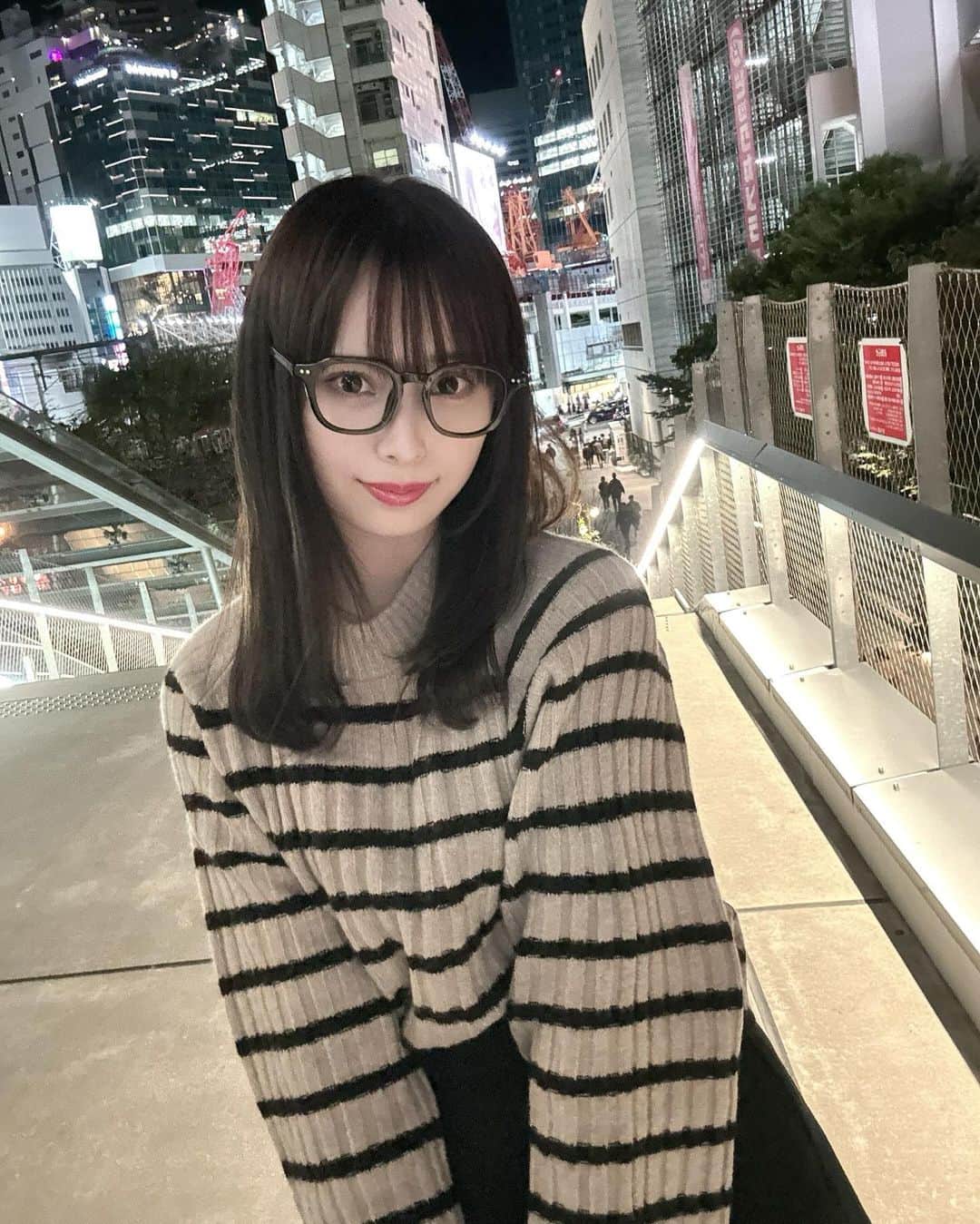 梅山恋和のインスタグラム：「おやすみ🌙  .  .  #hm#メガネ#メガネ女子#ボーダー#ニット#宮下パーク」