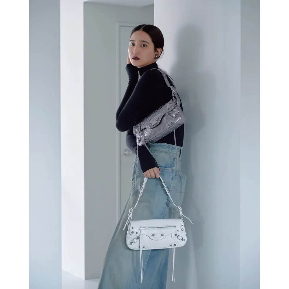 山崎紘菜のインスタグラム：「@classy_mag_insta × @balenciaga  #12月号 #本日発売」