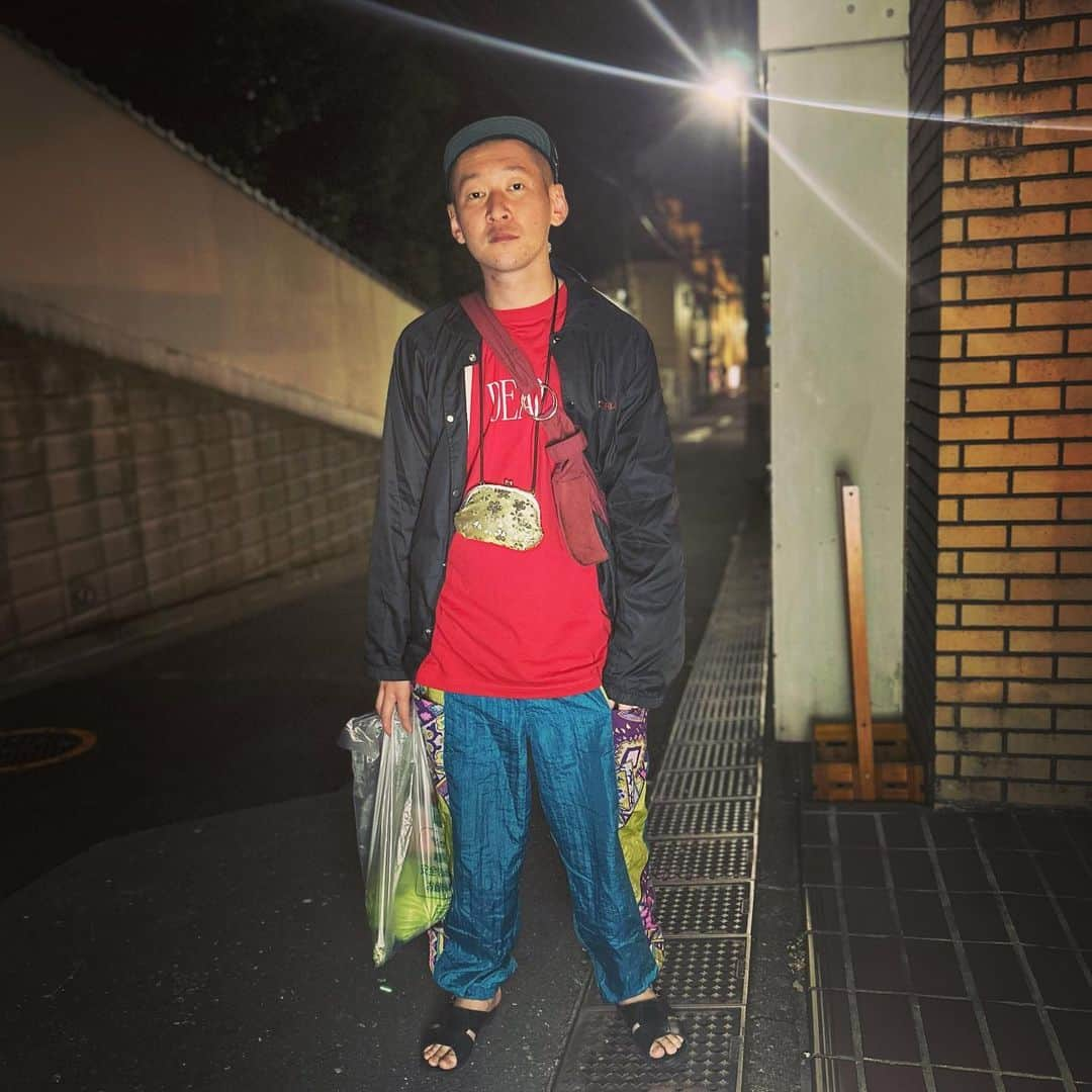 市川刺身さんのインスタグラム写真 - (市川刺身Instagram)「今日着た服。 軽く部屋片付けた日。  DEADな赤ロンTにZORLACのコーチジャケット。 サイドに民族柄のシャカシャカ。 ALDIESの黒帽子に黒の便所サンダルとYOROZUのバッグ。 業務スーパーで餃子の材料買った帰りに撮りました。 餃子ありがとう。  #今日着た服 #ファッション #古着 #高円寺 #業務スーパー #餃子」10月27日 23時37分 - soitsudoitsu