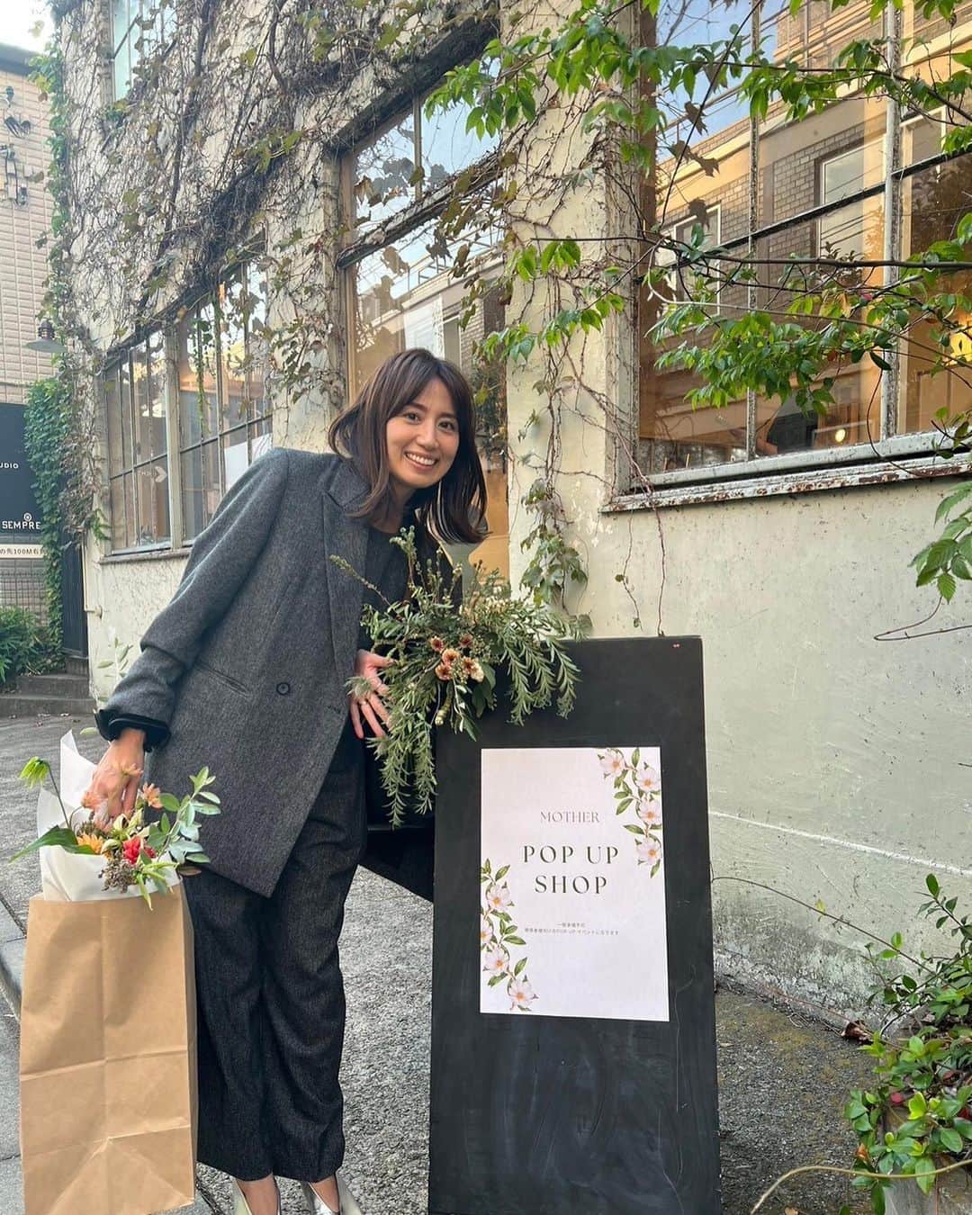 東原亜希のインスタグラム：「今日は待ちに待ったMotherポップアップday✨お天気も最高で、ご来場頂いたあたたかい皆様のおかげで本当に楽しい時間でした😭  青汁を長期で定期購入して下さってる方を順番にご招待してお茶会をやっていたのですが、コロナでしばし出来ず久々の開催！今回はこのような初の試みで挑戦してみました✌️  も〜〜本当に皆様あたたかくて優しくて面白くて最高なのです♡この場でお友達になって帰って行く方がいたりそんな光景が私も嬉しい！福岡や新潟、奈良、岩手からも足を運んでくださり感謝感謝感謝でございます😭😭😭  みんなでお味噌を作るイベントも過去にやったのですが、その思い出話をしたり、またお味噌作りやりたいなぁ。皆さん明るく元気だけどお子さんのことで悩んだり、毎日の家事に追われたり、そんな話をするだけでわたしが元気をいただき、共感し、また明日からも頑張ろうね!!!!!とお別れしました。久々に皆様のお顔を拝見し、生で会えるイベントをやって、やっぱり直接会えるのっていいなって再確認！最近なんだか燃え尽きていた私にやる気を下さいました🔥  まだまだ頑張らなきゃ〜!!!!!みんなついてきてね〜✌️楽しいことたくさんしましょう〜〜〜♡本当にありがとうございました😭  カレーやシチューを使ったケータリングも素晴らしくて会場のお花も素敵にしていただき、全てをオーガナイズしてくれた誇るべきマザーのスタッフです🫶いつもありがとう🫶」