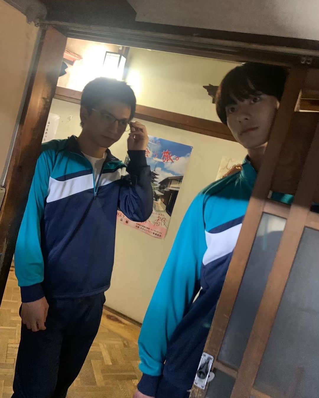 のインスタグラム：「第4話よりオフショット🤳🌟  モニターを見にきたヤマトさん！ を、観察する藤野さん…👓  #tbs #ドラマストリーム #君には届かない #Netflixにて先行配信中 #第6話10月31日火曜24時58分放送🎃 #前田拳太郎 #田中偉登 #何を考えているのだろう…」