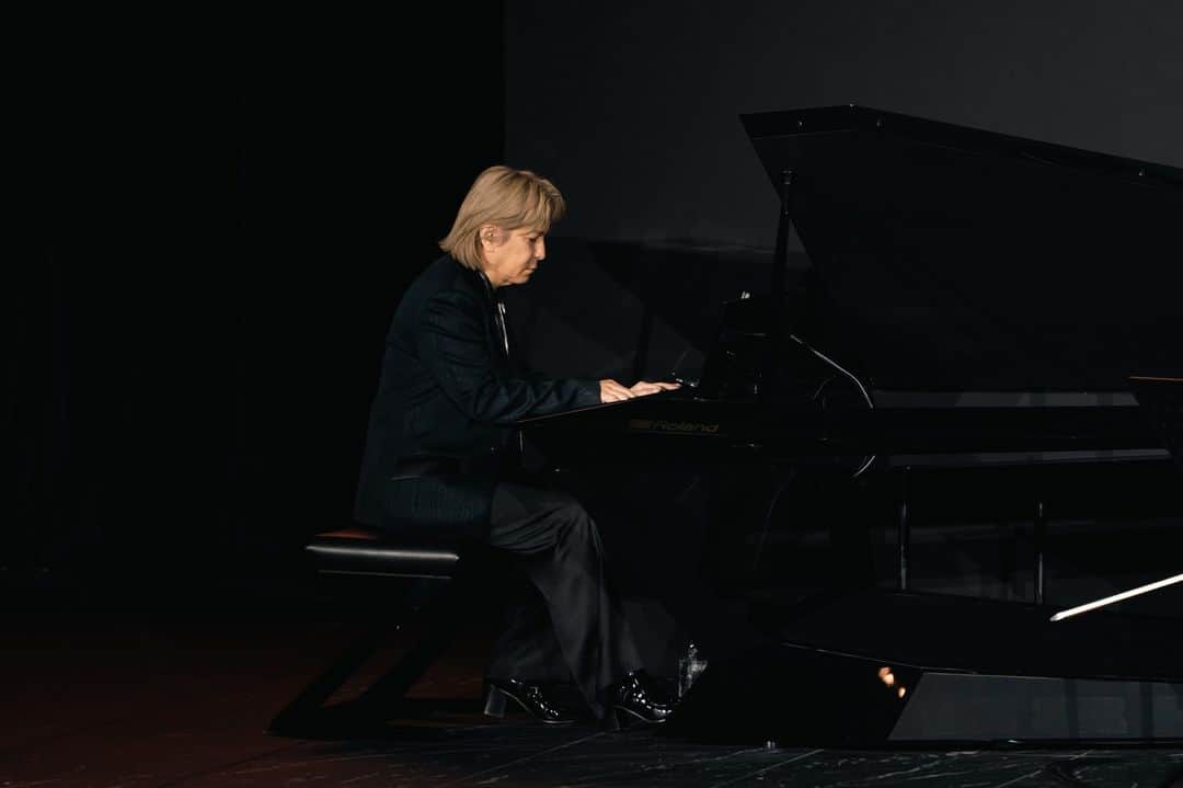 小室哲哉さんのインスタグラム写真 - (小室哲哉Instagram)「メゾン創立60周年記念コレクションのランウェイで ぼくはピアノを弾きに、演奏してきました ご覧になっていただけましたか？ @taeashida  @shuzo___3120  @jun_ashida_official  @tae_ashida_official  #tetsuyakomuro」10月27日 22時06分 - tk19581127_official