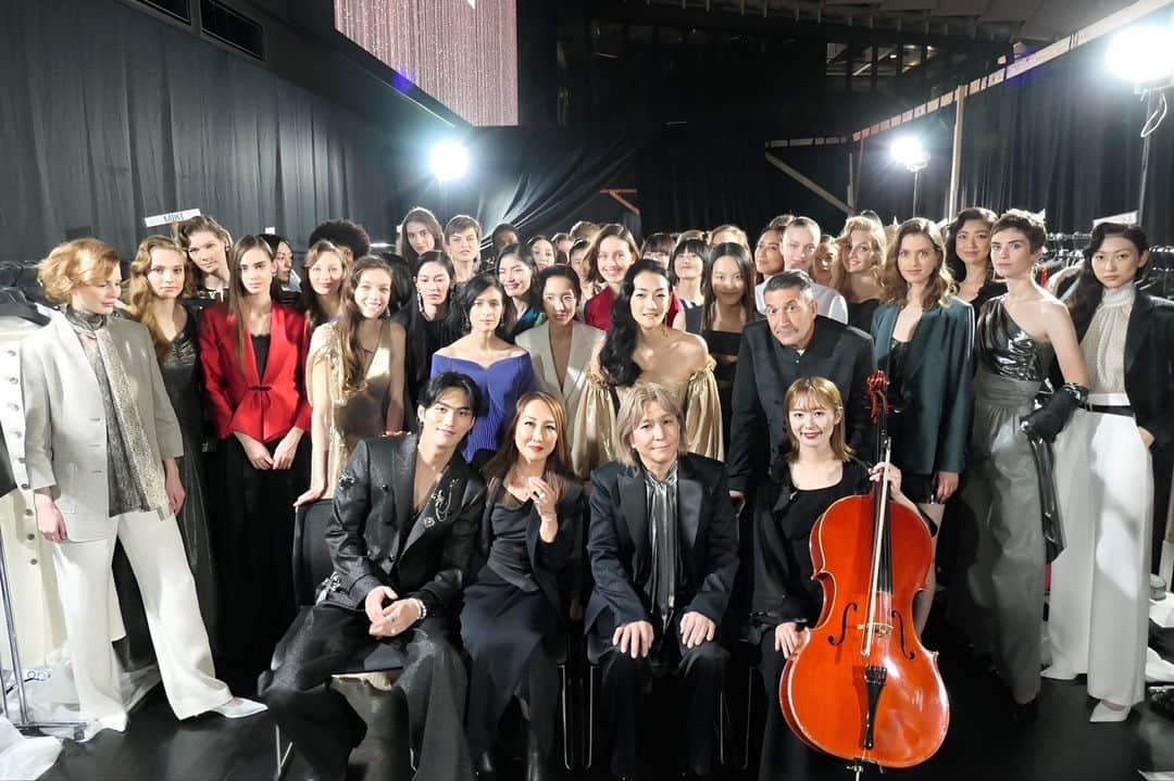 小室哲哉のインスタグラム：「メゾン創立60周年記念コレクションのランウェイで ぼくはピアノを弾きに、演奏してきました ご覧になっていただけましたか？ @taeashida  @shuzo___3120  @jun_ashida_official  @tae_ashida_official  #tetsuyakomuro」