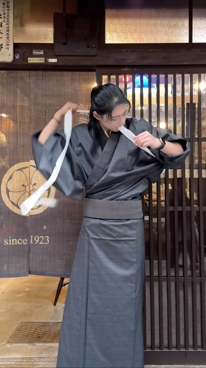 渦-uzuのインスタグラム：「ハーフアップでたすき掛け😎 I tried a "tasukigake" with a half-up hairstyle✌🏻  #kimono #tasukigake #halfuphair #kyoto」