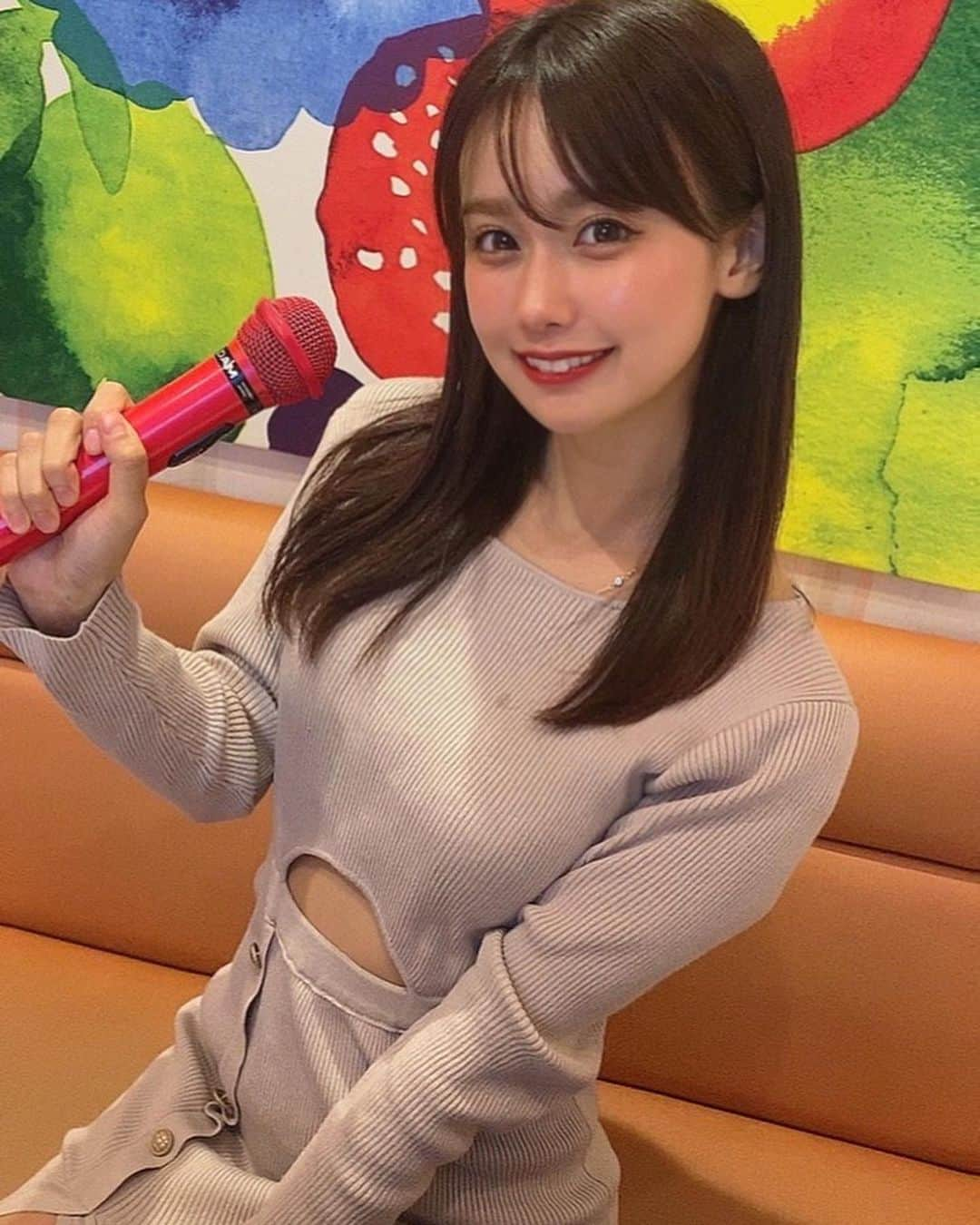 相原美咲のインスタグラム：「今日は１０作目DVD 🤍Reality🤍 発売を記念して ファンクラブに入ってくれてる方限定オフ会を しました〜😊🩷🩷🩷 早速購入してもってきてくれたみんなにサインできてよかった！ トランプをしたり、私の私服をプレゼントしたり たくさん話せて楽しかったです🩷🩷  今日来れなかったファンクラブ会員のかたには サイン入り写真をお送りするのでお楽しみにね！🩷  その後は、前にやったくじ引きの特典 カラオケ30分券🎫で ファンの方とカラオケに行ってきました〜🤣❤️❤️  私は歌が鬼のように下手だから、 はずかしくてめちゃくちゃ変な汗かいた！！😆笑笑 でも意外とカラオケ楽しかったし すごくいい思い出になった😊💓  明日は横浜撮影会＆居酒屋オフ会です🏮 みんなに会えるの楽しみだな〜😆 居酒屋オフ会は当日参加もオッケーです！  そして、来月は11月23日に 撮影会＆オフ会をしようと思ってるので 予定開けておいてください❤️ またくじ引きやる予定です😊🩷！！  は〜たのしかった！💓😆 じゃあまた明日ね！おやすみ〜💤」