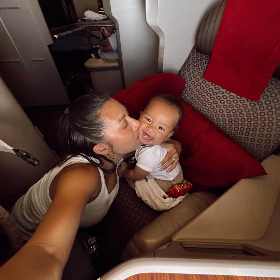 Jennifer Bachdimさんのインスタグラム写真 - (Jennifer BachdimInstagram)「28 hours in Jakarta 🙏🏼 . . 1. Tea time with Baby Kiro  2. In the cockpit 👩‍✈️  3. My suitcase essentials 🤣 4. The launch of @cottons.diapers  5. Honored to be the guest speaker at the event with lots of inspiring working Mama’s 🙏🏼❤️ 6. Quick catch up with the sweetest @a_christabell  7. Europe feelings even though we’re in Jakarta 🤣  8. Baby Kiro stole my seat  9. Baby Kiro: “Sorry Mama” 🥹」10月27日 22時09分 - jenniferbachdim