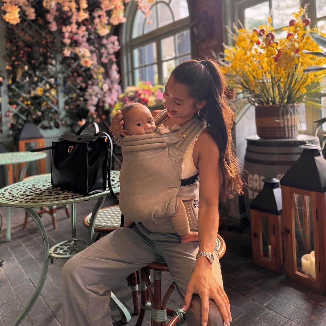 のインスタグラム：「28 hours in Jakarta 🙏🏼 . . 1. Tea time with Baby Kiro  2. In the cockpit 👩‍✈️  3. My suitcase essentials 🤣 4. The launch of @cottons.diapers  5. Honored to be the guest speaker at the event with lots of inspiring working Mama’s 🙏🏼❤️ 6. Quick catch up with the sweetest @a_christabell  7. Europe feelings even though we’re in Jakarta 🤣  8. Baby Kiro stole my seat  9. Baby Kiro: “Sorry Mama” 🥹」