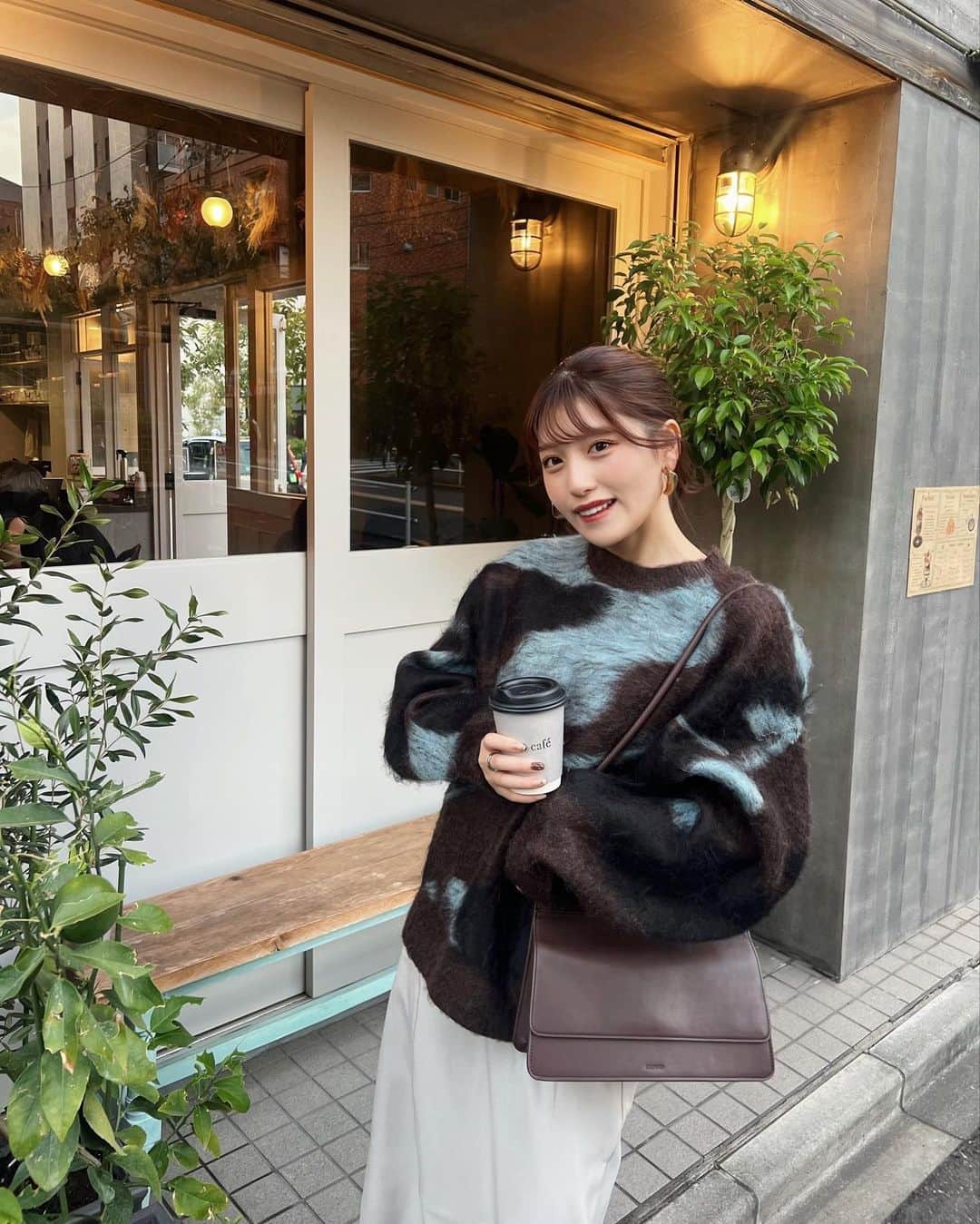 のインスタグラム：「早稲田に新しくできたカフェへ☕️✨  この日は @ungrid_official のお洒落セーターがメインの 大人秋コーデ🍂  マーブル模様の色合いがたまらなく可愛い🎨」