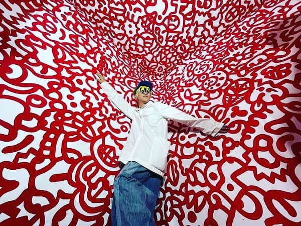 のインスタグラム：「🚀👽🪐 トマソンランド✨✨✨ トマソン君に案内してもらえた。 最高に楽しかった🔥🔥🔥 日本橋でやってるトマソンランドは 11月12日までだよ🫧 ばったり会ったフジサキさんのカバンから 初期のガンダムのカードダスが出てきて感動💥💥 同い年で同じ趣味を令和に共有できる人間がいた🥹 @new_tomason  @mogols_tokyo」