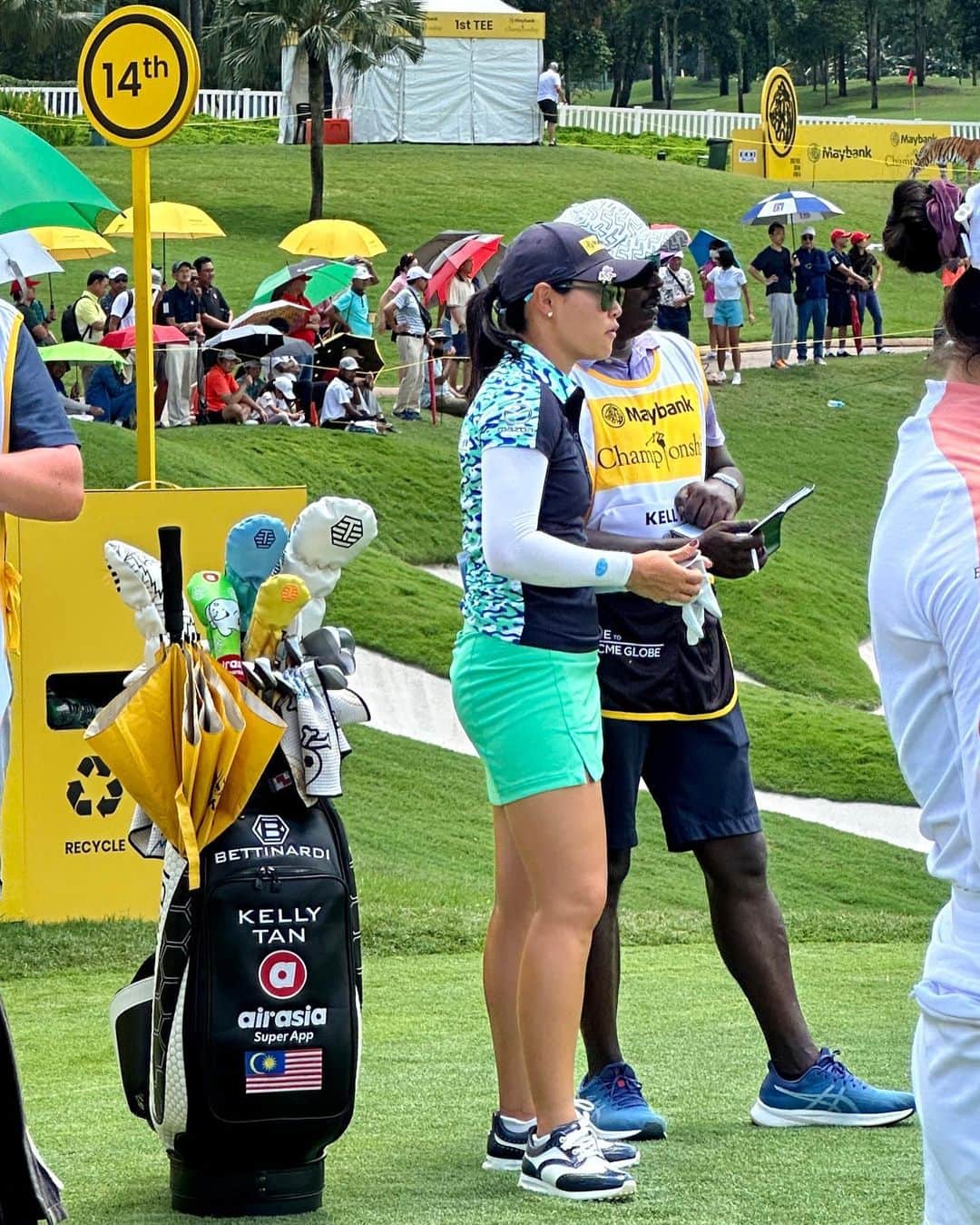 エアアジアさんのインスタグラム写真 - (エアアジアInstagram)「Honoured to support Malaysian Olympic Professional Golfer, Kelly Tan, with our custom-made airasia head-covers and golf bag!🏌️‍♀️  ✨Wishing her the very best for the final 2 days of the @LPGA_Tour @maybankchampionship this weekend! ⛳️  Come by and support her at @klgcc.official!☀️ #airasiasuperapp #maybankchampionship」10月27日 22時13分 - airasiasuperapp