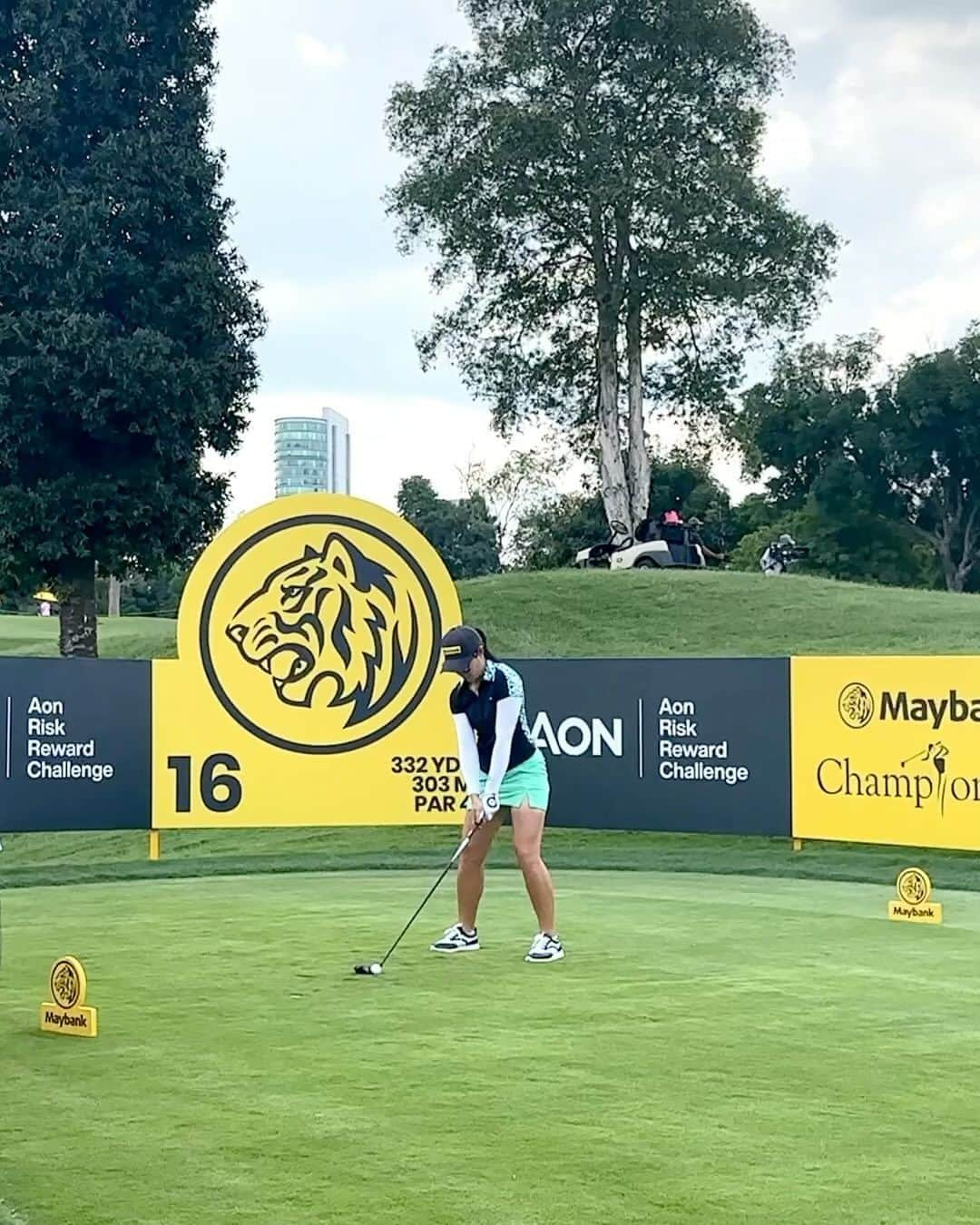 エアアジアのインスタグラム：「Honoured to support Malaysian Olympic Professional Golfer, Kelly Tan, with our custom-made airasia head-covers and golf bag!🏌️‍♀️  ✨Wishing her the very best for the final 2 days of the @LPGA_Tour @maybankchampionship this weekend! ⛳️  Come by and support her at @klgcc.official!☀️ #airasiasuperapp #maybankchampionship」