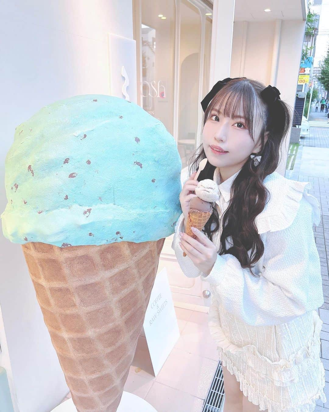 城崎ひまりのインスタグラム：「アイスって可愛くて美味しくて最強🍨🤍 チョコチップとヘーゼルナッツチョコにした🍫 . . . . . . #tutto#アイス#アイスクリーム#アイス部#ice#icecream#cafe#映えカフェ#可愛いカフェ#カフェ巡り#カフェ部#清澄白河#清澄白河カフェ#café#フレンチガーリー#フレンチガーリーコーデ#idol#アイドル#ハーフツイン#merryjenny#epine#ジェラート#gelato#cafeteria#ホワイトコーデ#White#Whitecode#冬コーデ#code#codenate」