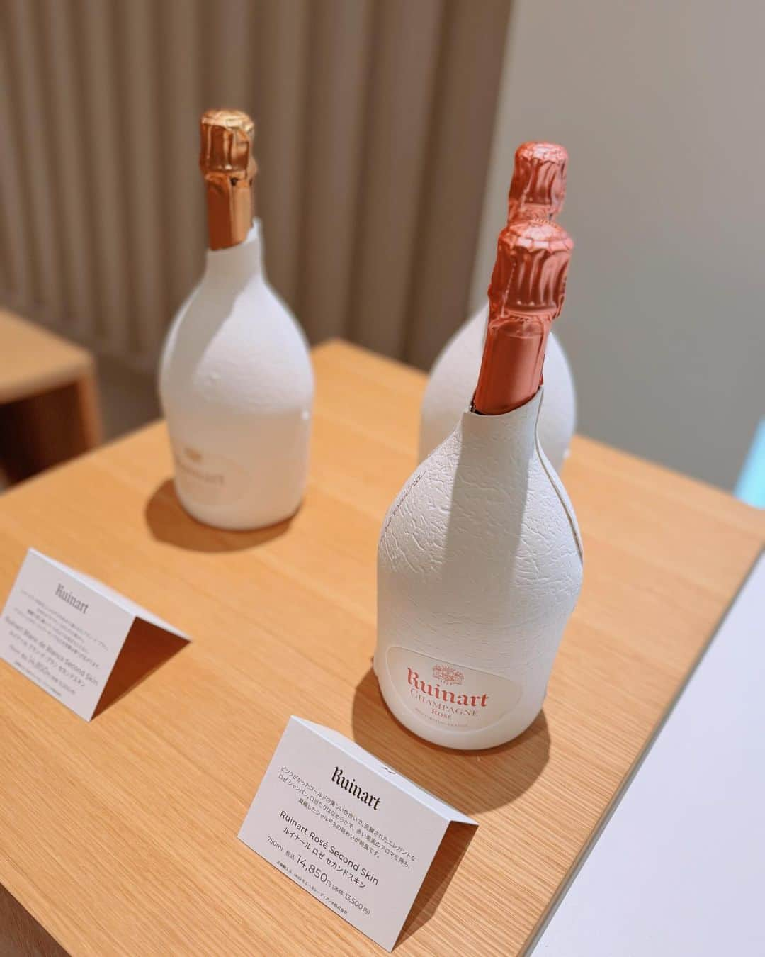 カオルコさんのインスタグラム写真 - (カオルコInstagram)「🥂✨  ルイナールの展示会へ行ってきたよ。  会場ではルイナールの紹介やアーティストによるルイナールのための作品を展示といったエリアがあって、ダンボールでつくられた作品は繊細でじっと奥まで見てしまった。  バーエリア、シャンパーニュ メゾン ルイナールは、シャンパーニュやガストロノミー、アート、サステナビリティなど、ブランドのDNAを体現したエキシビションとなってるの。  アートとシャンパンなんてオシャレすぎるよね。 その空間にいるだけで、非日常で特別な時になったよ。  #ruinart #ルイナール #carteblanche2023 #evajospin #アートウィーク東京 #Hostedby  #DrinkResponsibly  「RUINART MAISON 1729」を10月28日（土）〜11月5日（日）の期間限定でバンクギャラリーにて開催。」10月27日 22時22分 - ka_ruk_