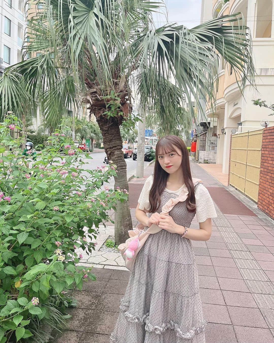 茉城奈那さんのインスタグラム写真 - (茉城奈那Instagram)「沖縄１日目の私服だよ〜🌺 ⁡ ⁡ 沖縄に初上陸したらヤシの木いっぱいだった🌴 ⁡ ⁡ ⁡ ⁡ ⁡ #アイドル #地下アイドル #idol #ınstagood #ヘアアレンジ #巻き髪 #ピンクブラウン #ブラウンカラー #グレージュ #沖縄旅行 #ワンピースコーデ」10月27日 22時22分 - nanchan_1010