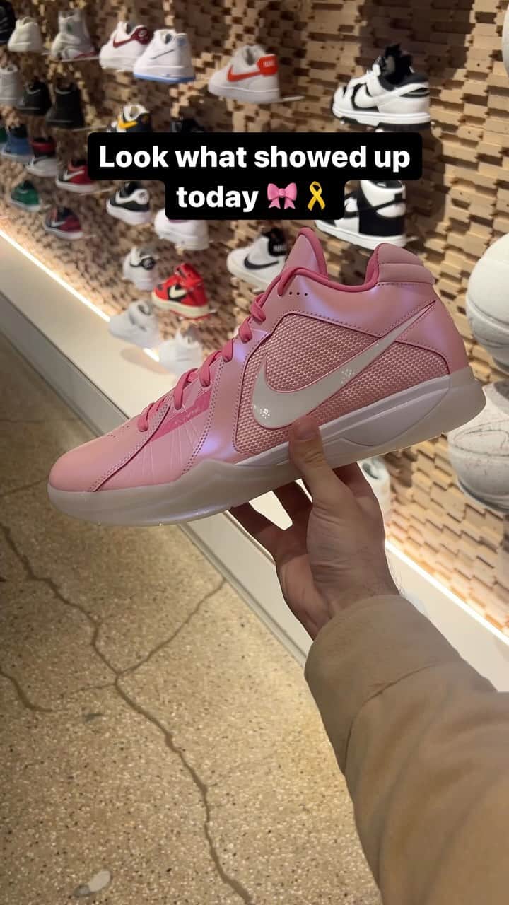 Foot Lockerのインスタグラム：「A special delivery of the KD III ‘Aunt Pearl’ just touched down.   Limited pairs will be available at select Foot Locker locations today on a FCFS basis 🎀」