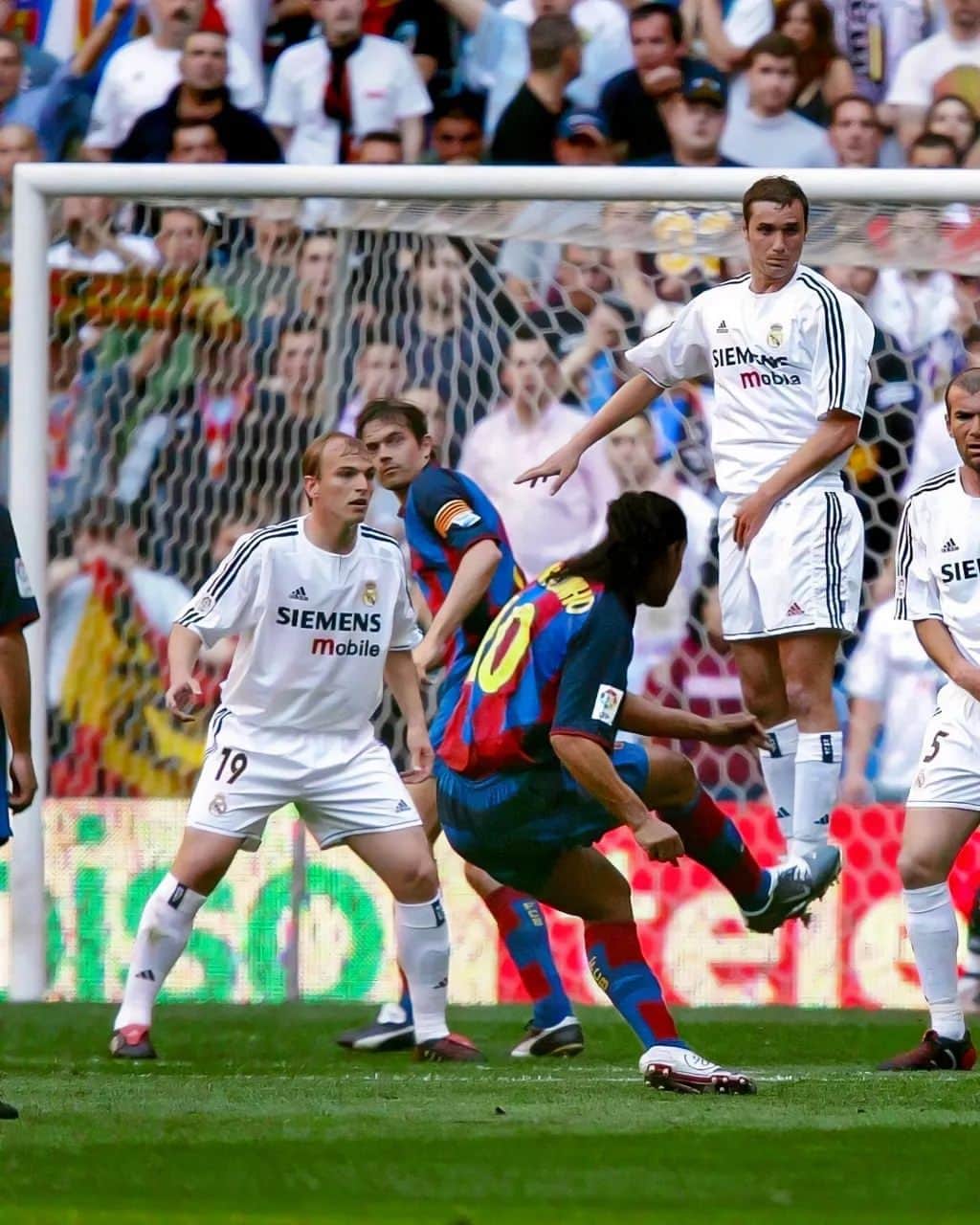 ロナウジーニョのインスタグラム：「Lembranças #ElClasico!!! Força Barça 🔴🔵」