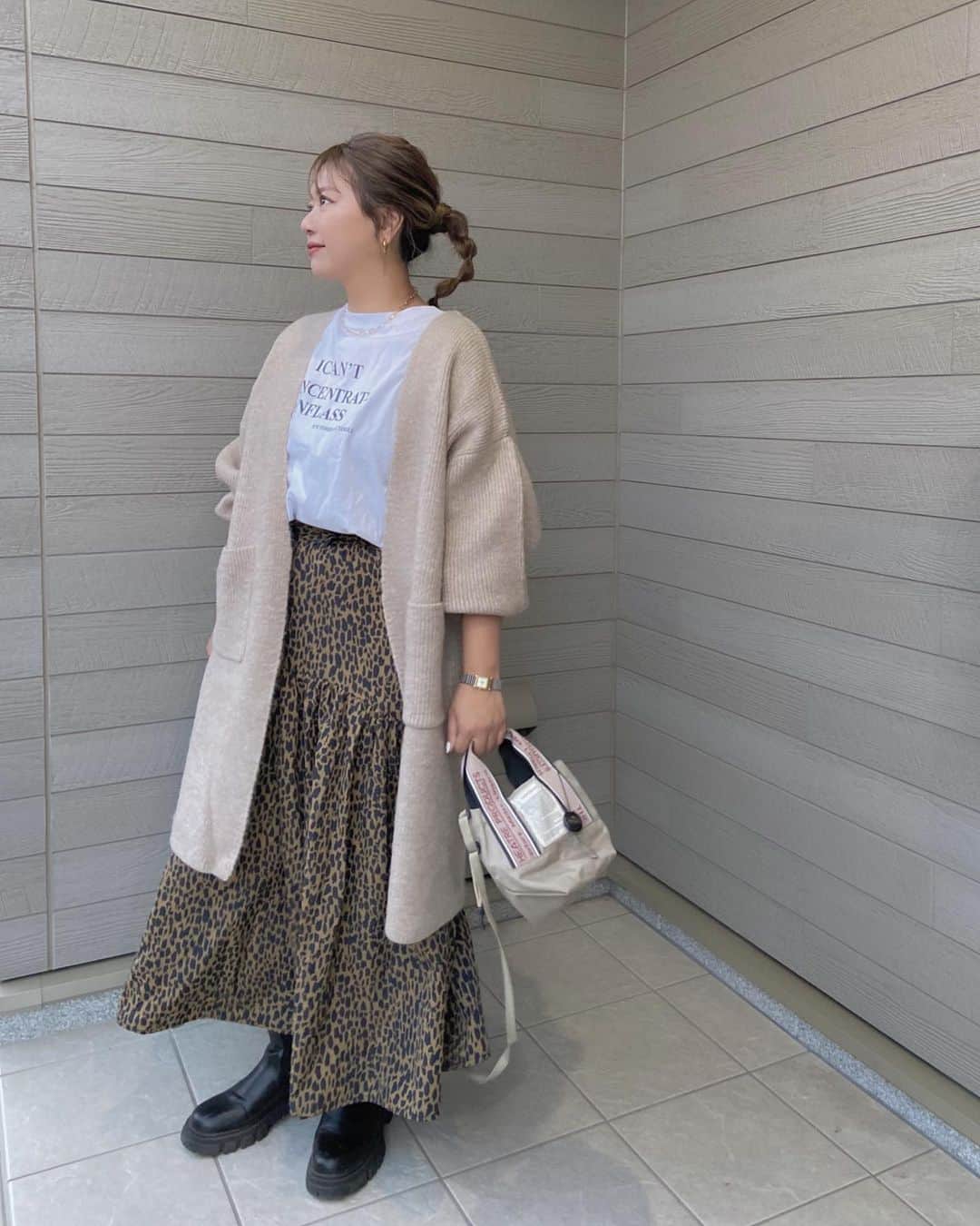 mmmaaakkkiiikkkoooのインスタグラム：「秋らしくなってきた🍂#PR  @kobe_lettuce のニットガウンコート🐏  季節の変わり目のライトアウターにピッタリ💡 スカートにもパンツにも合わせやすい丈感◎  お尻周りもあったかい🧡 . . . . knit/#アウター (C5618)：#神戸レタス @kobe_lettuce tops/ @shein_japan  skirt/ @ciaopanictypy  boots/ @fabbyfabby_tokyo  bag/ @theatre_products_shop  . . .  #秋コーデ #お出かけ#ママコーデ#ママファッション#大人カジュアル#カジュアルコーデ#シンプルコーデ#モノトーンコーデ #ootd#outfit#locari#partegram #プチプラコーデ#40代コーデ#30代コーデ#大人女子#インスタ映え#韓国ファッション#レディースファッション#プチプラ#プチプラファッション#デニム#デニムコーデ#ノームコア」