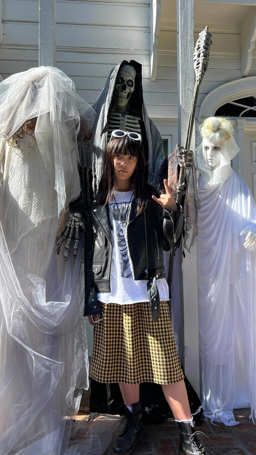 Zooey Miyoshiのインスタグラム：「When @lombardihouse turns their property into a pumpkin patch 🎃 You bet BABA asked us to take a photo of her with every skeleton, creepy bride and zombie @thepumpkinjunction 🕸️🕷️👻🧟‍♀️」