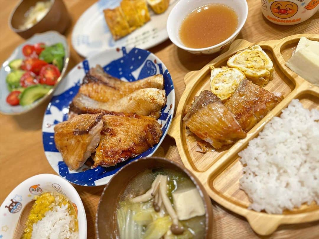 高橋ユウのインスタグラム：「今日の夕飯🍽️ スーパーのお魚売り場の方が 「今日は鰤！脂乗ってるよ」とおっしゃっていて決定🐟 子どもたちもめっちゃ食べてくれた！よかった👏 禅清は肉より魚派っぽい。」