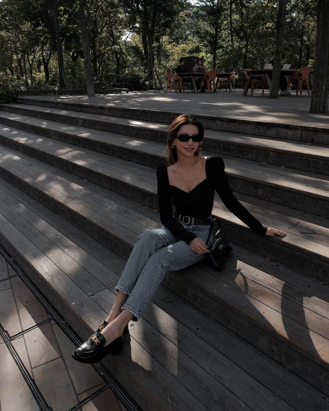 のインスタグラム：「Cozy hour☀️💛  top @_elis.official  jeans @zara  shoes @_elis.official  bag @balenciaga」