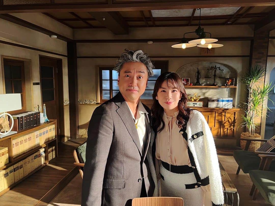 野村麻純さんのインスタグラム写真 - (野村麻純Instagram)「⁡ ムロさん蔵前さんと🥳 ⁡ #うちの弁護士は手がかかる #香澄法律事務所 にて #ムロツヨシ さん #野村麻純 #味ぽん 夫婦」10月27日 22時22分 - masumi_nomura.official