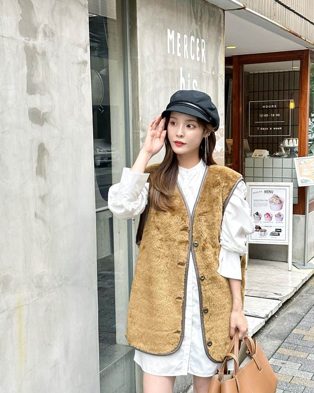 磯田 ひかる(Hikaru Isoda) のインスタグラム：「こんばんは♡ 1週間、お疲れ様でした〜！🥰  日中はまだまだ本格的アウターの登場はなさそう🪽 最近はベストを着ることが多い！ この日はシャツにファーベストコーデでした🫸🩶  【着用アイテム】 Vest @classicalelf_official  2wayリバーシブルファー×スエードベスト ブラウン S ¥2,899税込  Shirts @lily_brown_official  コルセットチュールコンビワンピース GRY 0 ¥19,910税込�  Bag @polene_paris  Shoes @zara   —————————— picaru：162cm / 骨格ウェーブ 1st ブライトスプリング 2nd ブライトサマー  大人可愛いスタイルアップコーデ ヘアメイクを合わせた トータルスタイリングを提案🤍  不定期にストーリーで ファッションお悩み相談募集中🥰 ——————————  他の投稿を見る→【@picaruuu】」
