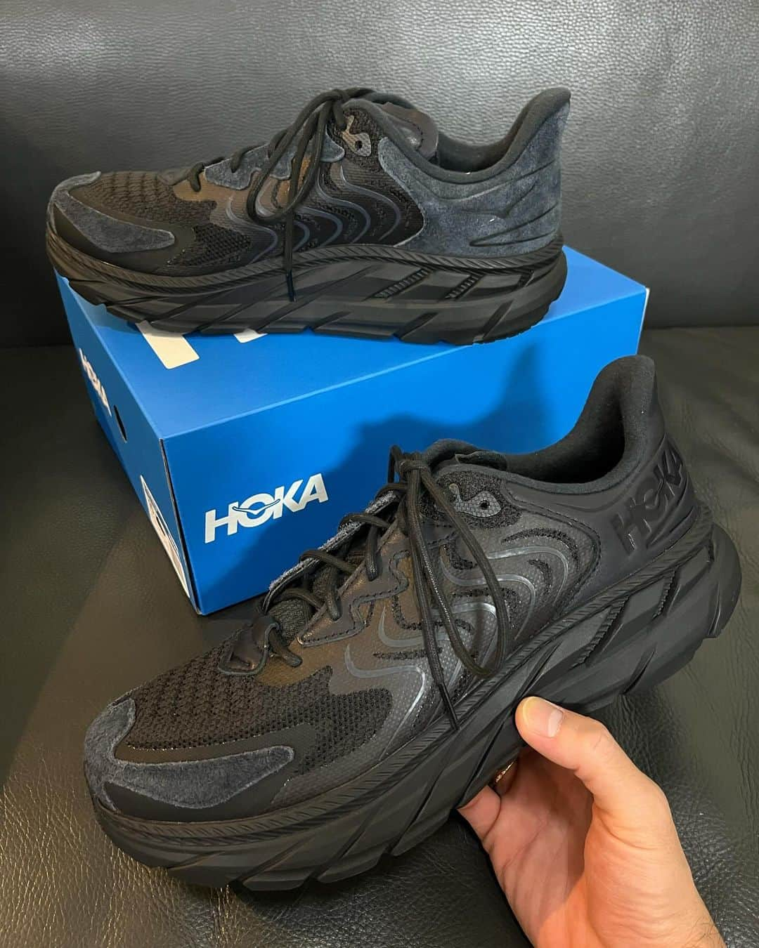 MASAHのインスタグラム：「素晴らしい。 HOKA「CLIFTON LS」の新色。 履き心地はもちろんスウェードの質感と 使い方が面白いし今っぽい。 スニーカーはこういうのをさらっと姿勢良く 履いて気持ち良く魅せるフェーズに入ったと 勝手に思ってます。 「そのネクタイいいですね」ぐらいの見え方が 足元には丁度いいしわかってる履き方。 来月発売みたいです。 白もいいなぁ。 @hoka_japan  #cliftonls」