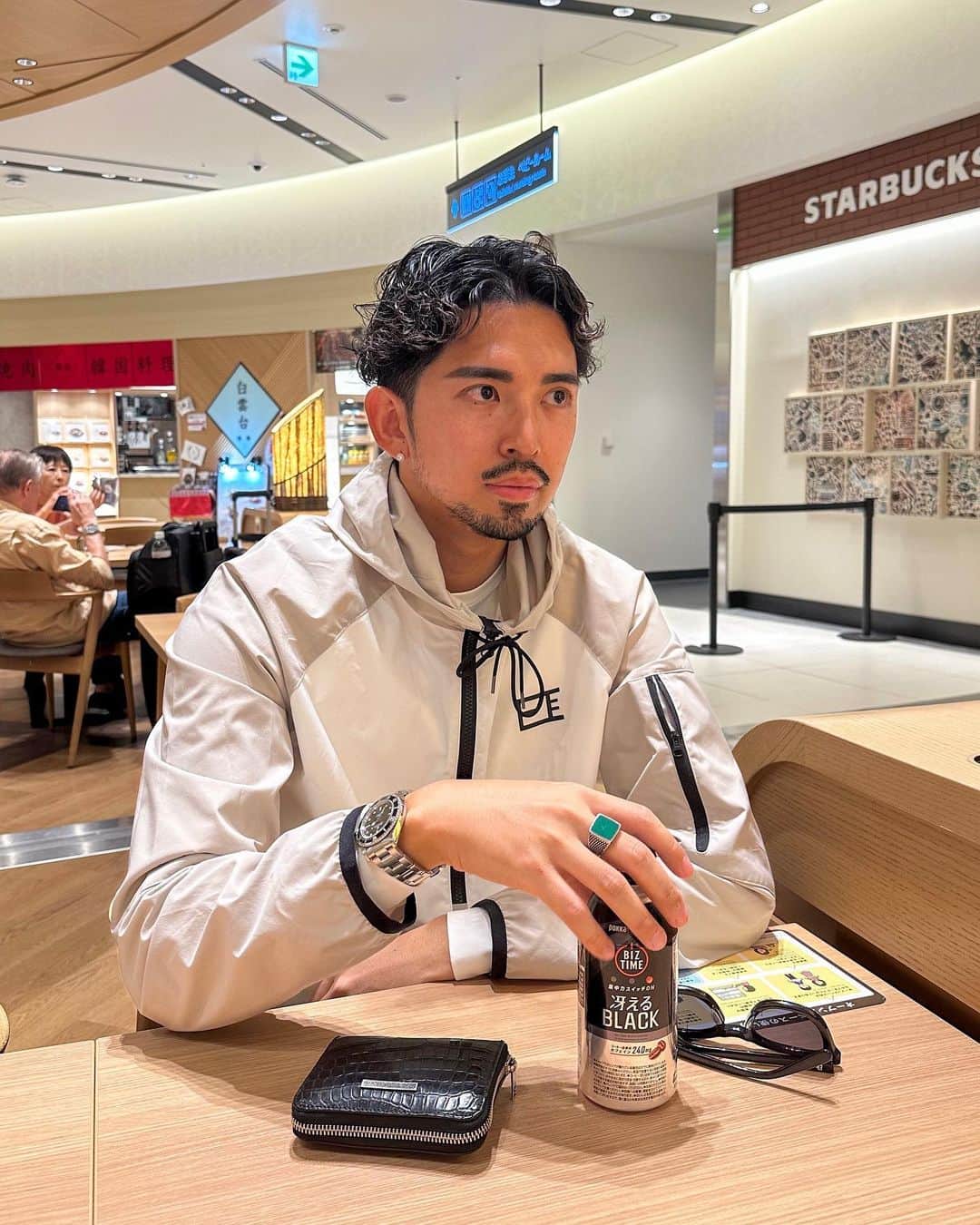 ken_navyのインスタグラム：「明日から二日間 福岡ポップアップです！  この日の為に打ち合わせを重ね、沢山動いて、九州のお客様に喜んでいただく為に本当に沢山の商品をご用意できました😊  一部オンラインで完売製品も1点ずつのみ販売予定です‼️ また、新作のレザーアイテムは6点 新作ウェアは10点ございます。  明日と明後日の２日間のみの開催となりますので是非お越し下さい😊  皆様にお会いできる事楽しみにしてます！ 明日は12:00〜  【開催日程】 10/28(Sat)  12:00〜19:00 10/29(Sun) 11:00~19:00  【アクセス】 福岡県福岡市中央区大名1-3-14 商業施設「花形館」路面IF」