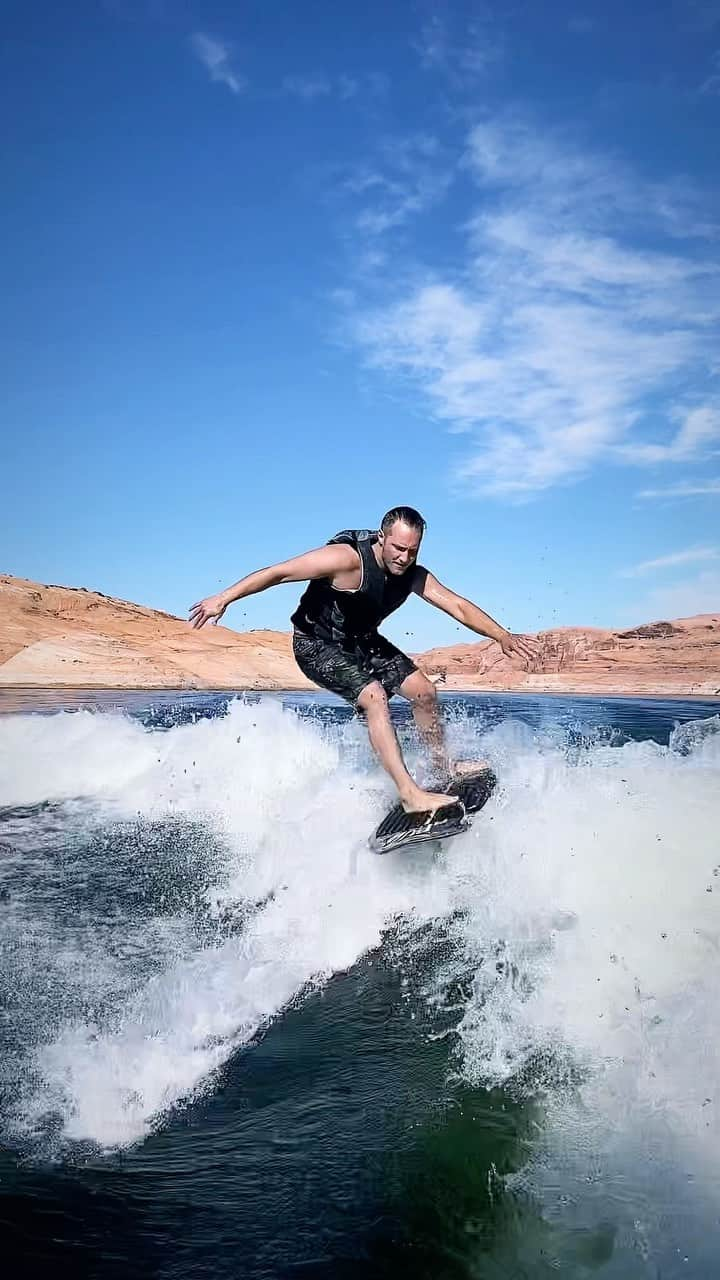 ローラ・オスのインスタグラム：「Well, this was fun! Thanks to @clameek & @jlmlvs2dance for inviting us to join your neighborhood crew on Lake Powell this week. Hosting us all on the “Knot-2-Worry” houseboat provided an adventurous getaway beyond the cliffs and under the stars. Little did we know a raging fire would consume a row of boats just a slip away today. Grateful you are all safe and for every moment, laugh, and memory shared. 🌅🌊🏄‍♂️🛥️🛟  #lakepowell @powellheadz #wakesurf #utah #droneshot #cliffjumping #waves #boatlife #lakelife #adventure #sunset」