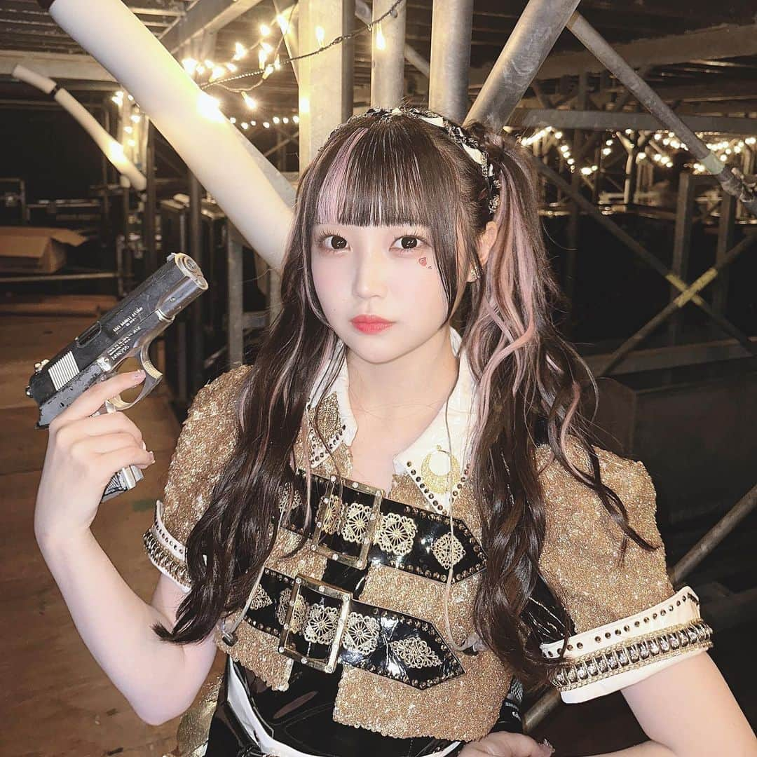 佐藤美波さんのインスタグラム写真 - (佐藤美波Instagram)「🔫  引き金ひくのは さあどっちだ？   #akb48 #アイドル #idol #ツインテール #ツインテールアレンジ #インナーカラー #メッシュ #アイドル衣装」10月27日 22時36分 - sato_minami16th