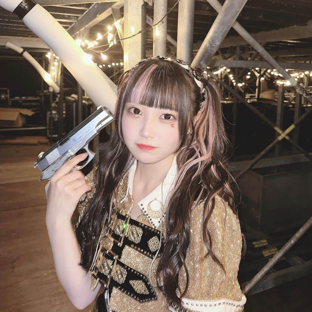 佐藤美波のインスタグラム：「🔫  引き金ひくのは さあどっちだ？   #akb48 #アイドル #idol #ツインテール #ツインテールアレンジ #インナーカラー #メッシュ #アイドル衣装」