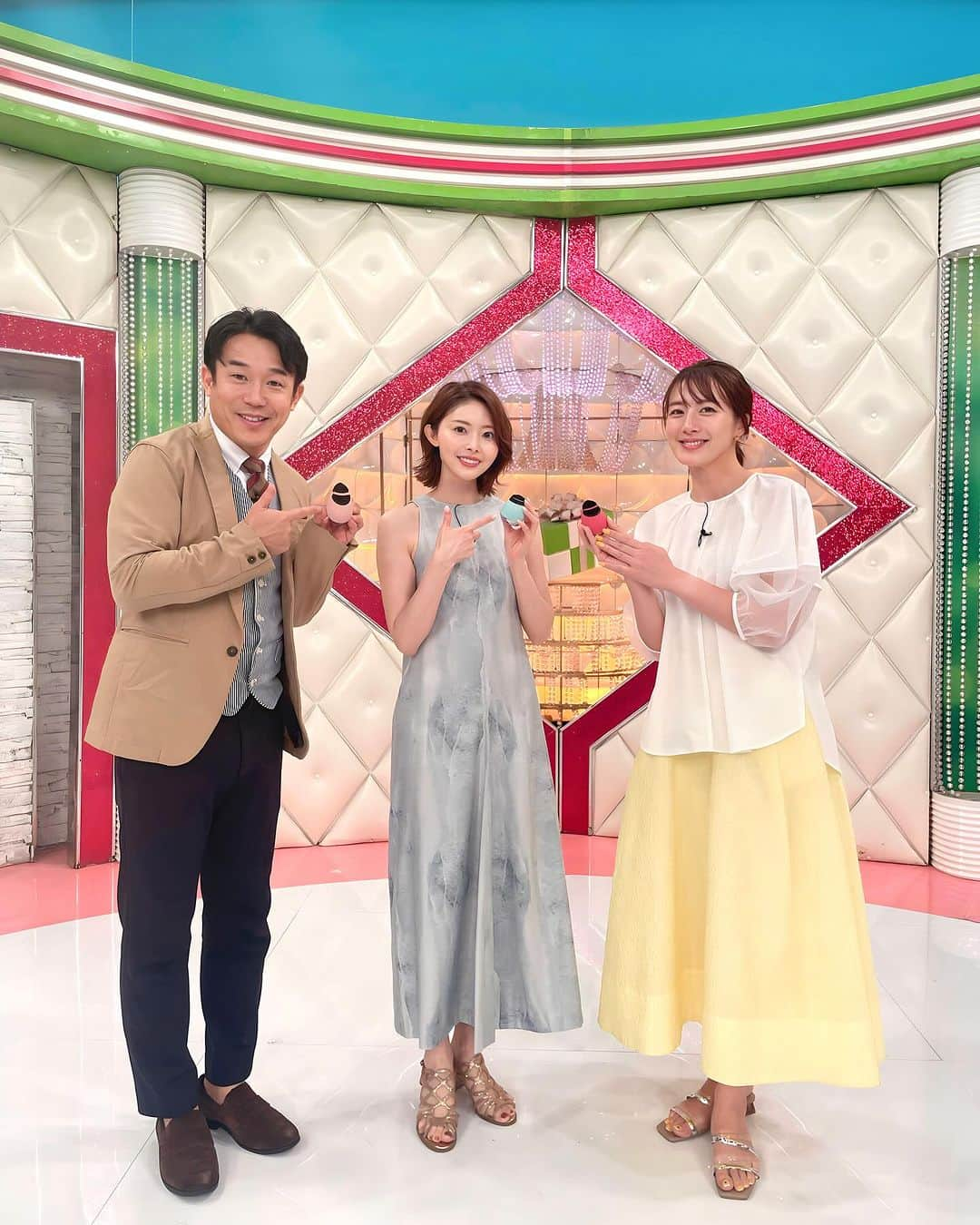 松田唯花のインスタグラム：「一昨日、フジテレビ『いいものプレミアム』の放送を観てくださった方々ありがとうございました☺️  洗顔しながら引き締めケアもできるヤーマンの美顔器”クレンズリフト”は、10/31までの期間限定で2,800円オフ！ dinosのサイトで13,700円で購入できます✨  私はもう何年も使っていて、薄いピンクとミントを持っています😊 女性はもちろん男性も使えるので、一家に一台！　 シェアアイテムに最高です🤝  彼氏や旦那様もこれを使ってケアしていたらかなり美意識高くて素敵！って思います☺️  洗顔時と、化粧水と美容液をなじませるタイミングの保湿ケアの時に使えますよ〜！　  【使っていて実感している効果】 ・毛穴汚れをしっかり落とすことができる（このまえ肌診断機でみたら毛穴が本当に綺麗でクリニックの人にもびっくりされた！） ・むくんだフェイスラインもスッキリする（寝起きってむくんでません？　使うと顔が引き締まる！） ・ニキビやくすみなどが減って肌の状態が安定する ・洗顔時に使うと、化粧水と美容液の浸透が良くなる ・肌の透明感が上がる ・エステに行く回数が減った（肌悩みが減ったから）  エステだいたい１回分のお値段でずっと使えるので長い目で見ればコスパもめちゃくちゃ良し◎  dinosのサイトで10/31までお得に買えるのでチェックしてみてください💖  裏アカ⇒ @yuika_matsuda_yuicos  鍵付き🔑この本アカウントをフォローいただいている女性のみ許可しています🙏 ----------------- 【サロンで診断、レッスンしています💄】 今まで男女あわせて1000人以上のお客様のキレイをサポートしてきました✨  ・メイクレッスン  ・16タイプパーソナルカラー診断 ・骨格診断 ・顔タイプ診断 ・小顔矯正 ・ハリウッドブロウリフト  たくさんのご予約ありがとうございます🙇🏻‍♀️ 11月のご予約枠はあと少し✨ 12月のご予約も承っております🤲  サロンの場所は外苑前です。  ご予約やお問い合わせは公式LINEまでお気軽に✉️ 1〜2日でお返事いたします。 ⇒@yuicos1231 (@も必須でID検索してください🌼)  -----------------  @yaman.official  #yaman #fujitv #fujitelevision」