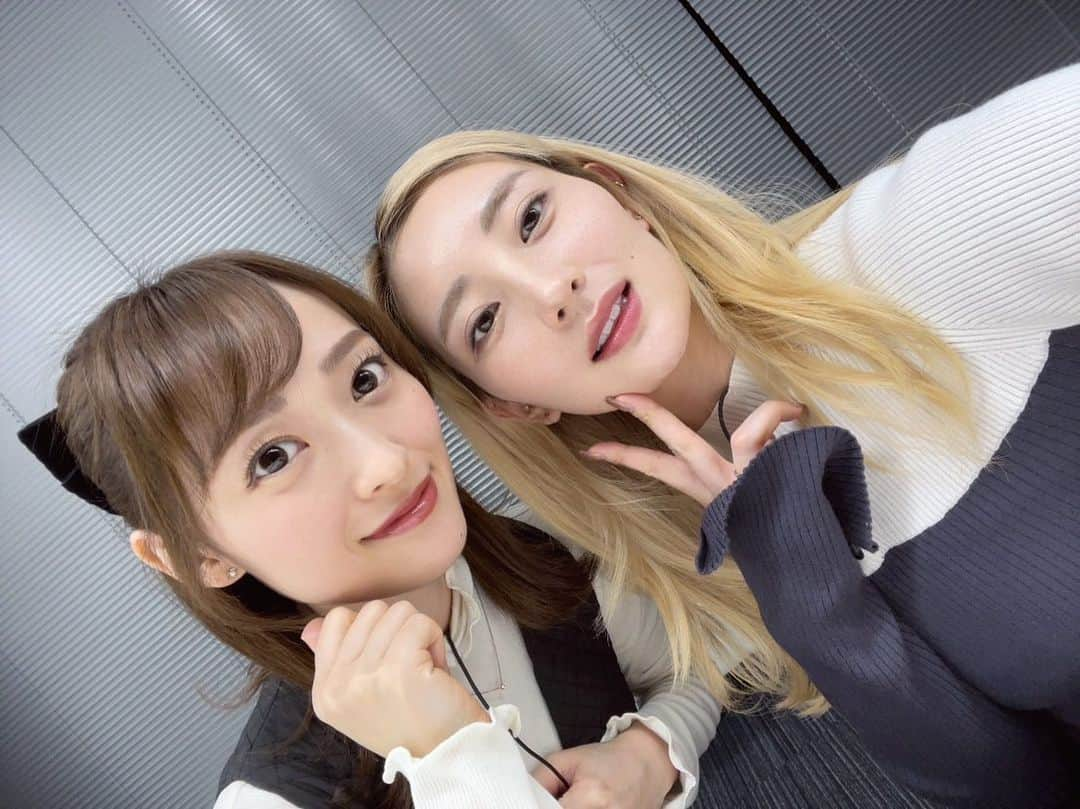 三秋里歩（小谷里歩）のインスタグラム：「auPAYマーケットライブTV📱💫 ありがとうございました🥰  アイドル卒業後、イベント以外では里香と初お仕事でした🤭 嬉しくて、楽しすぎました😭👏  実は…本番1秒前まで涙出る程笑ってました🤣  また一緒にお仕事できたらいいなぁ😊🩷  あ、そうだ！ 11月23日に大阪で 2人でイベントするので是非遊びに来てください🥰」