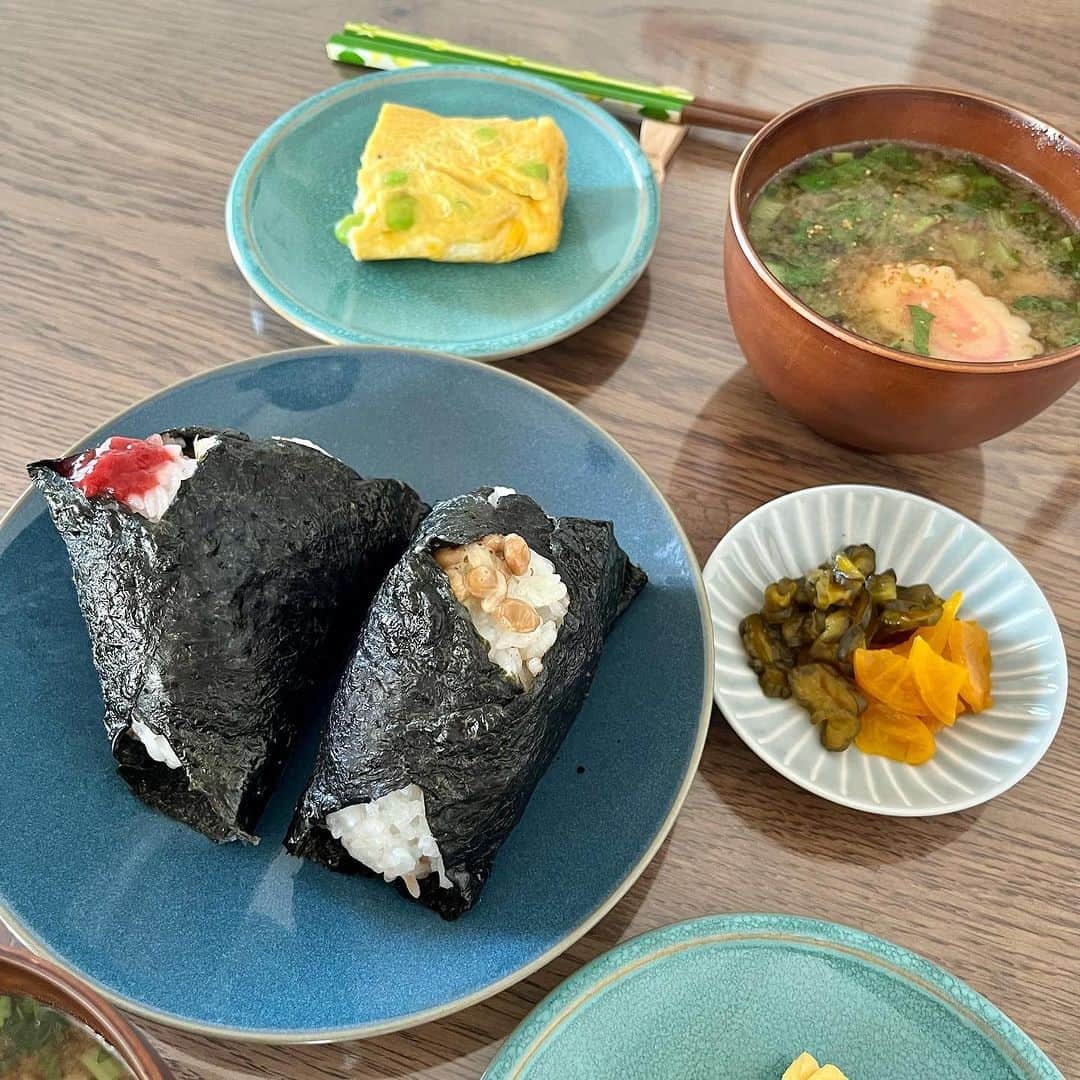 白石一文のインスタグラム：「好物の#納豆おにぎり #お茶漬パリパリ」