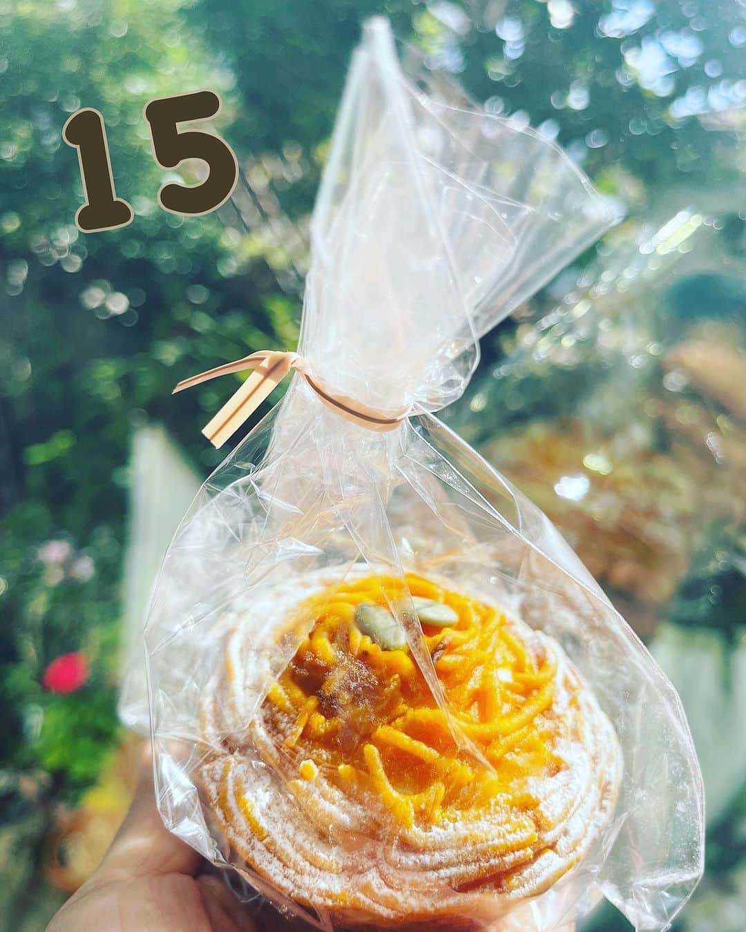 井上侑のインスタグラム：「11/11（土）まで  あと１５日！  久しぶりのライブ😊　近づいてまいりました。  先日、とある曲の歌録りをしていた時も 今日、しらすラジオの収録の中で歌っていた時も  歌うことが楽しくて楽しくて、 まるで滞っていた血流が全身の隅々まで行き渡るような感覚に。  11日、ぜひ、お越しいただきたい一日です。  会場で、配信で、お会いできる事、楽しみにしています！  ライブの詳細、チケット購入方法はこちらから▷ http://inoue-yu.com/schedule/  ーーーーーーーーーーーーーーーーーーーーー  11月11日（土） 井上侑 産休Thank you!!ライブ  『リビングの陽だまりで』 ［場所］ 下北沢・SEED SHIP ［時間］ 開場12:45 / 開演13:30  ［料金］ ❶会場観覧付き配信チケット（配信チケット3,000円+当日1,000円＋1drink 600円） ❷配信チケット（3,000円） ※会場観覧付き配信チケット(枚数限定)をご希望の方は、 ①配信チケットを購入（プレミアム会場観覧用のチケットを事前にご購入ください） ②当日会場受付にて、現金【1,000円＋1ドリンク】をお支払い頂きます ※アーカイブ視聴期間は1週間【11月17日(金) 23:59迄】  ーーーーーーーーーーーーーーーーーーーーー　  #かぼちゃ　の #お菓子　が 楽しみな季節ですね🎃  #trickortreat  #pumpkin #halloween」