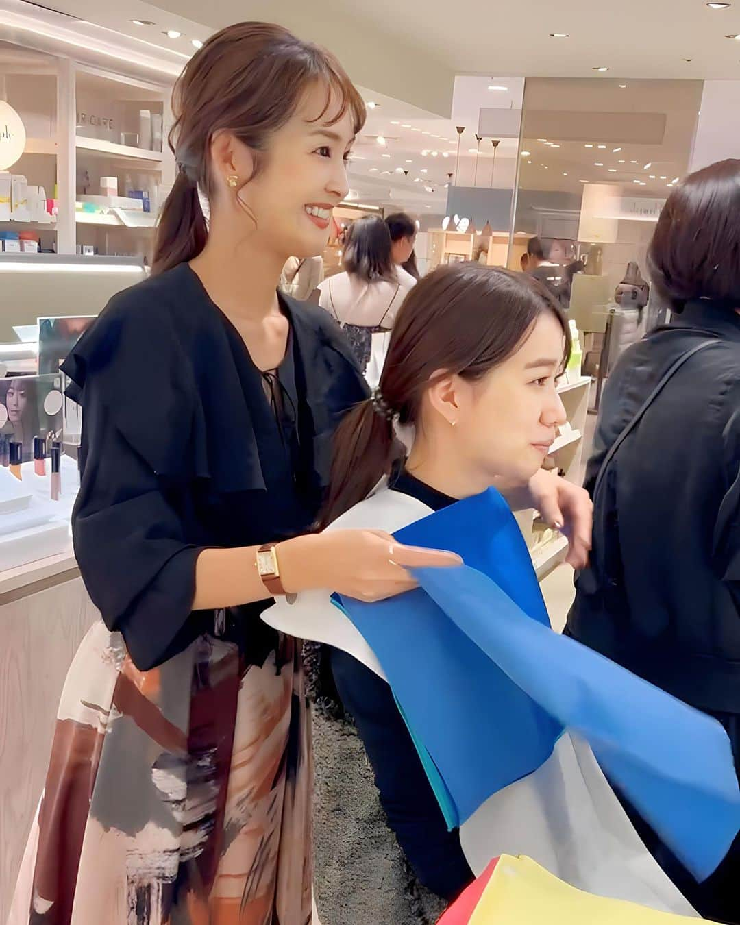 大西暁子さんのインスタグラム写真 - (大西暁子Instagram)「ルミネエスト新宿　B2F @biople_shinjuku さん  にて　@ainoki_japan  さんとのコラボイベント！  パーソナルカラー診断の後 お得意のカラーアイテムをご紹介します💚 　 　 その後は @yuzuki_hairmake さんのプロ技でメイクアップも🤤 　  明日10月28日も 同じく1日イベントやっておりますー！！ 　  先週の段階で満席だったかと思うのですが、稀にキャンセル空席もあるので、気になる方はお問い合わせください😊  遊びに寄ってくれるのも大歓迎ですー💛💛💛 　  このポップアップでは新発売された クレンジングミルクも期間限定（10月31日まで）で販売されてるのだが  このクレンジングしっかり落としてくれるけど めちゃんこ肌に優しいの🥹 　  朝も夜も使ってる…！ 香りもいいのでお越しの方はぜひ使い心地試してほしい✨  リピ買いに来てくれる方もいるほど人気だよ🥰  #パーソナルカラー診断 #イベント　#AINOKI #AINOKImebuki #ヴィーガンコスメ #ナチュラルコスメ #biople」10月27日 22時57分 - akiko_onishi11