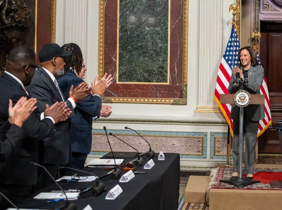 のインスタグラム：「It was my honor to swear in the members of the Presidential Advisory Commission on Advancing Educational Equity, Excellence, and Economic Opportunity for Black Americans.   Together, we will continue our work to advance equity and opportunity for Black students across our nation.」