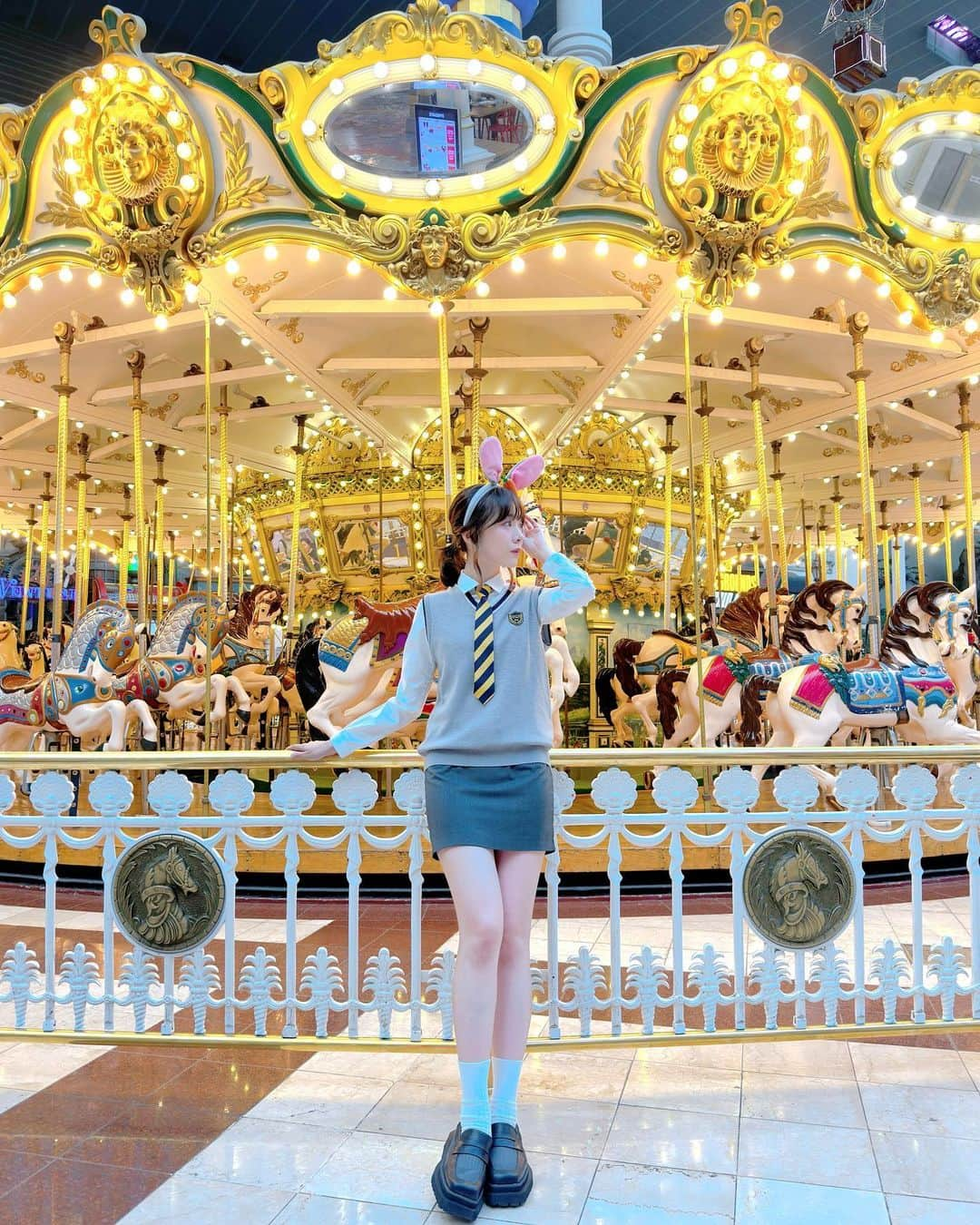 鶴見萌のインスタグラム：「🎠  初 #ロッテワールド  妹と韓国へ行ってきました〜  #旅モーエ #鶴見萌 #虹コン」